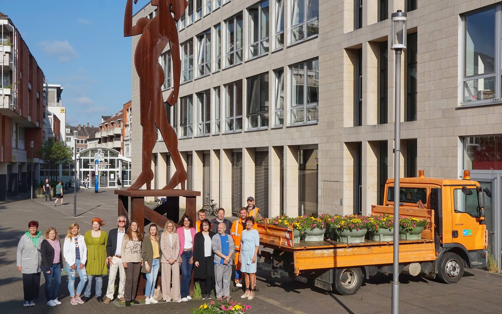 Bürgermeisterin Sabine Anemüller (rechts) mit Mitarbeitenden