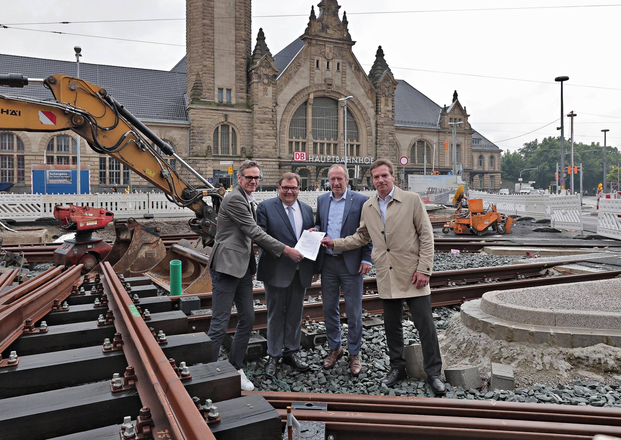 Der Verkehrsverbund Rhein-Ruhr (VRR) hat für den barrierefreien Ausbau der Haltestelle am Hauptbahnhof einen Förderbescheid über zehn Millionen Euro an die Rheinbahn übergeben. Vor Ort trafen sich (v.l.) Guido Stilling, Geschäftsführer SWK Mobil, Oberbürgermeister Frank Meyer, VRR-Vorstandssprecher Oliver Wittke und Klaus Rabe, Leiter des Fördermittelmanagements der Rheinbahn.