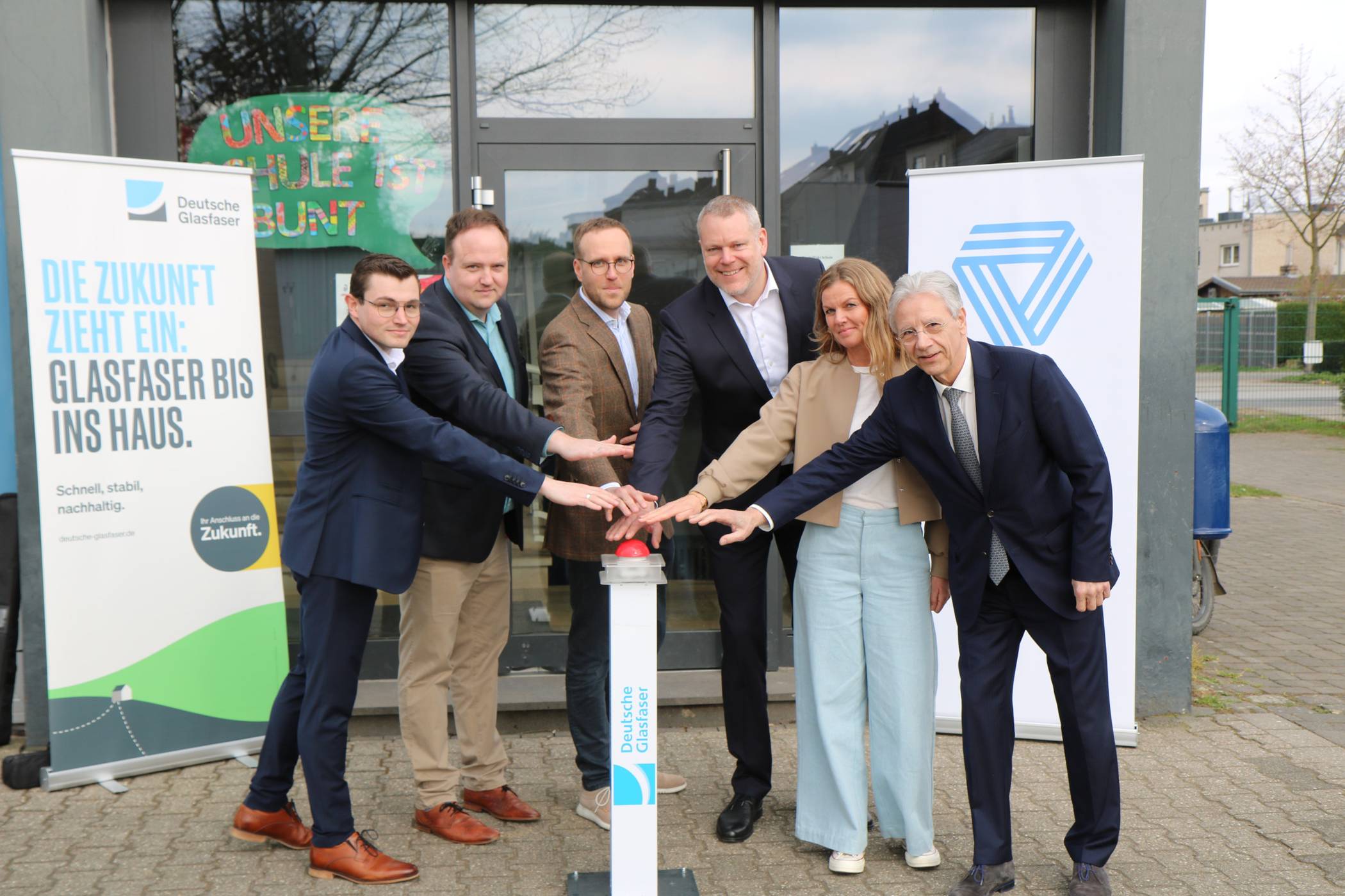 Rene Heesen (Projektexperte Förderung Deutsche Glasfaser), Adrian Cherek (Projektleiter Ausbau Deutsche Glasfaser), Daniel Giessmann (Kommissarischer Schulleiter Förderzentrums Ost), Landrat Dr. Andreas Coenen, Anja Bongartz (Standortleiterin Förderzentrum Ost) und Rainer Röder (Dezernent für Planen, Bauen und Umwelt, v.l.).  