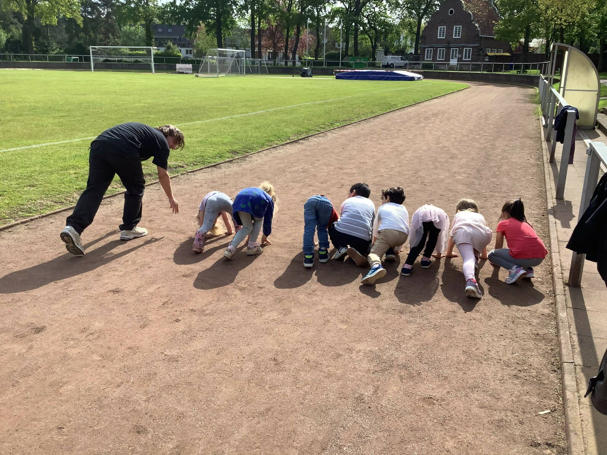 Auf die Plätze: Kinder des Familienzentrums Bunte Strolche, die fleißig auf der benachbarten Hubert-Houben-Kampfbahn den Start üben für den Bambini-Lauf.   