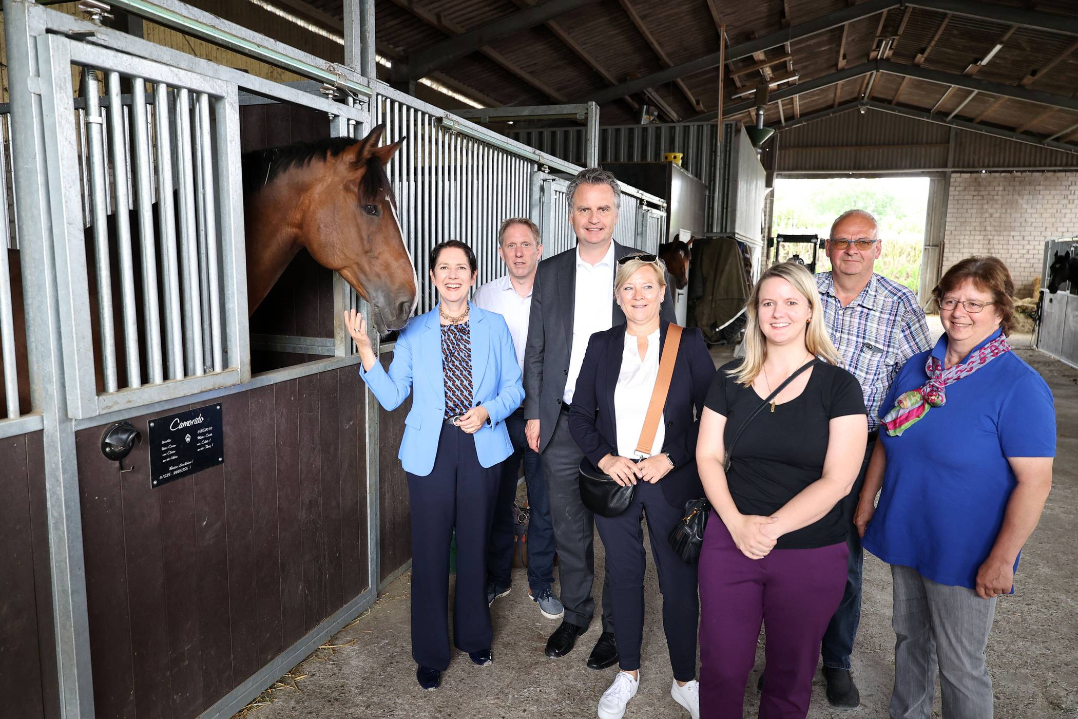  „Der Bauer gehört aufs Feld und nicht ins Büro und er muss von seiner Arbeit leben können“, betonte Ministerin Silke Gorißen (auf dem Foto ganz links) bei ihrem Besuch auf dem Niershof. Neben ihr (v. l.): die Abgeordneten Jochen Klenner, Dr. Günter Krings, Heike Troles und Vanessa Odermatt sowie die Niershof-Besitzer Heinz-Theo und Barbara Stähn. 