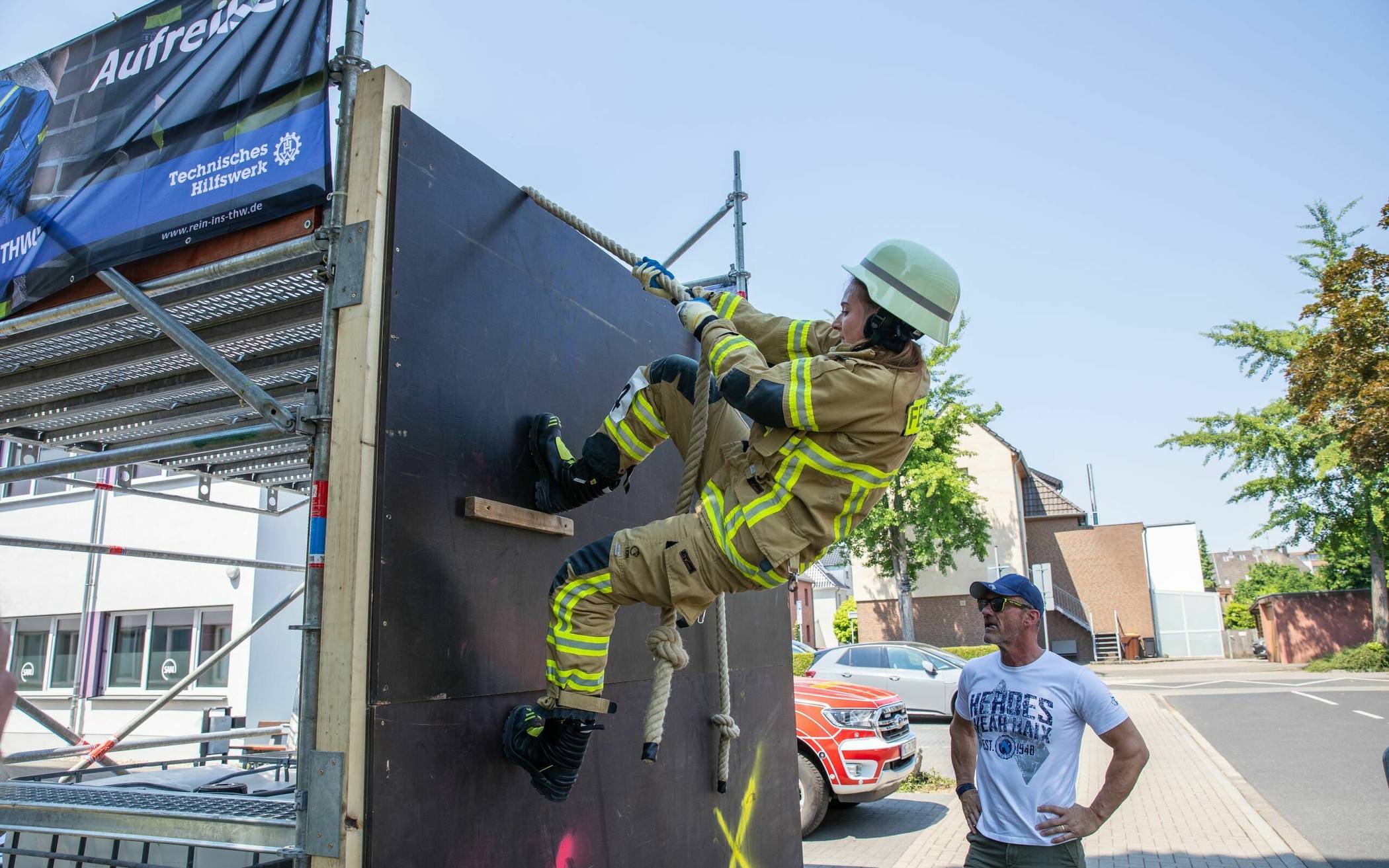 Feuerwehrmänner und -frauen aus acht Nationen