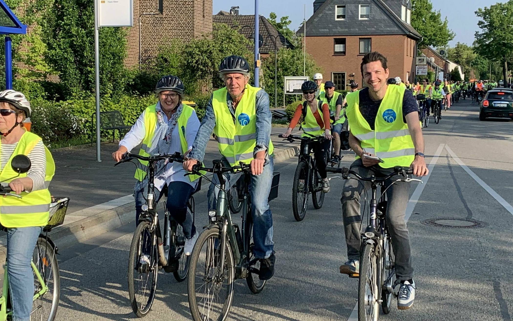 Die Meerbuscher Rad-Nacht (hier durchquert der gelbe Lindwurm 2022 den Nierster Dorfkern) erfreut sich steigender Beliebtheit. Diesmal wird es erstmals ein geselliges Abschluss-Event mit Live-Musik in Strümp geben. 