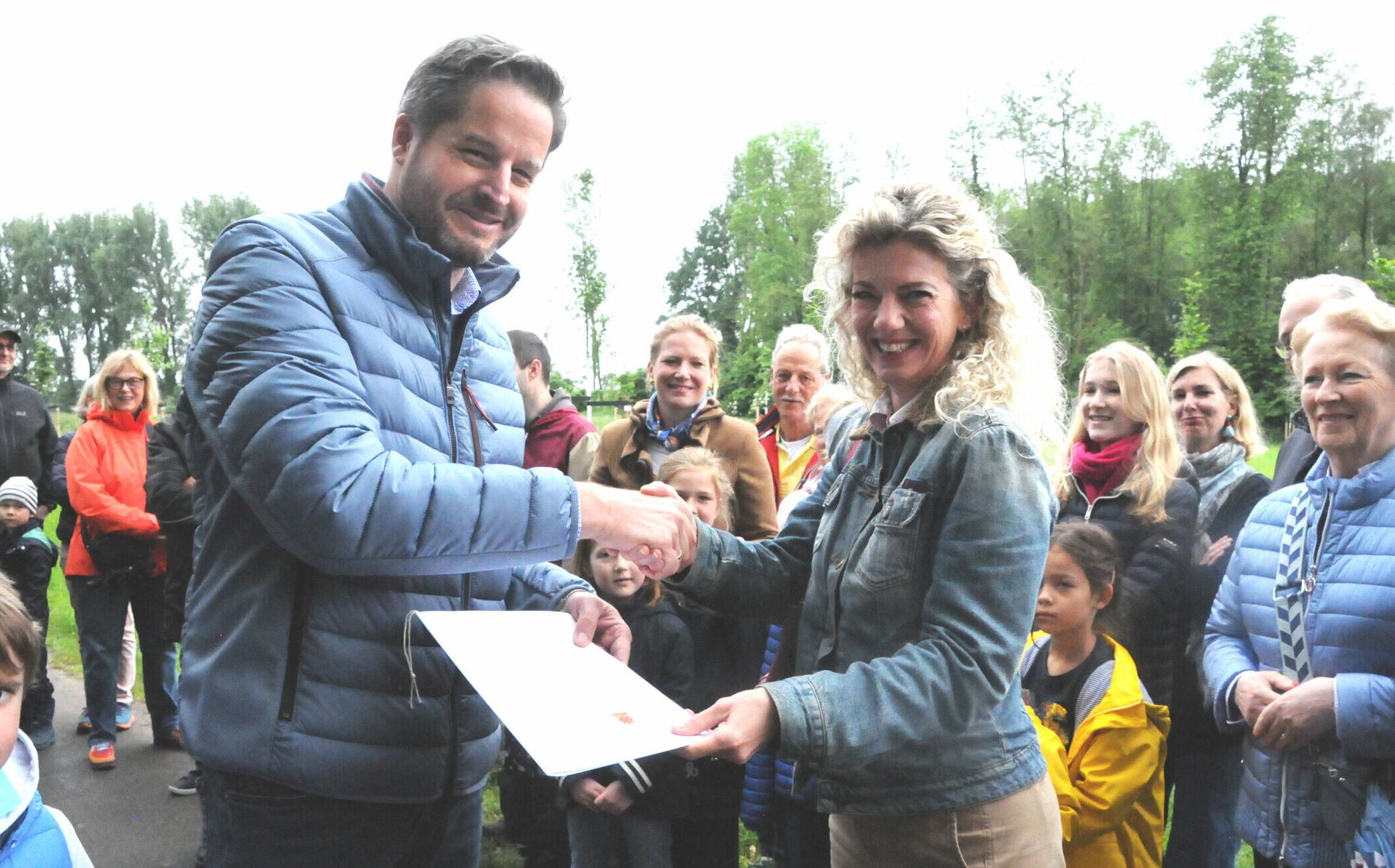 Baumspenderin Verena Eulberg erhält ihre Urkunde