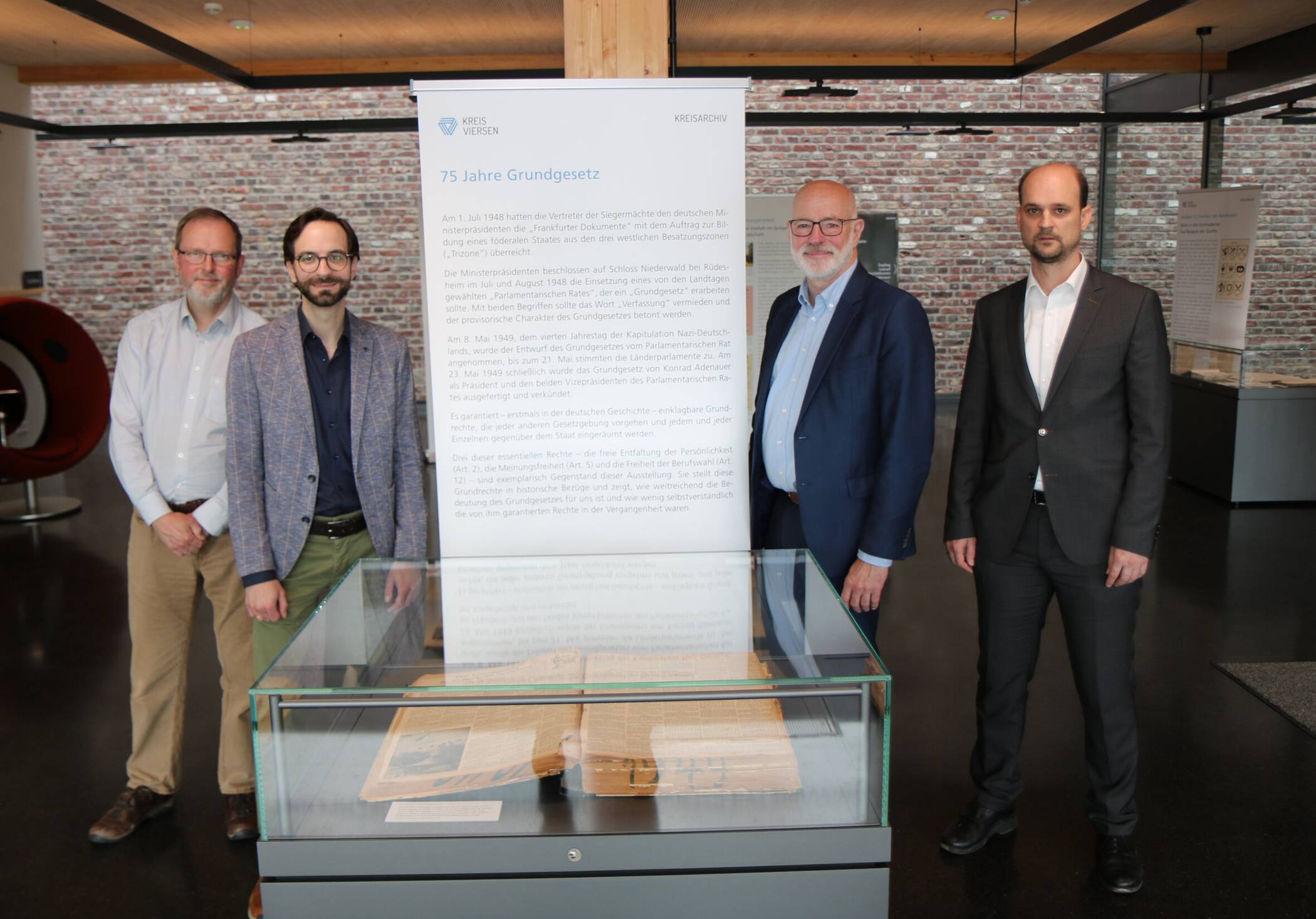  Stellten die Ausstellung im Kreisarchiv vor: Marcus Ewers, Dr. Matthias Herm (stellvertretender Archivleiter), Kreisdirektor Ingo Schabrich und Kreisarchivar Dr. Michael Habersack. 
