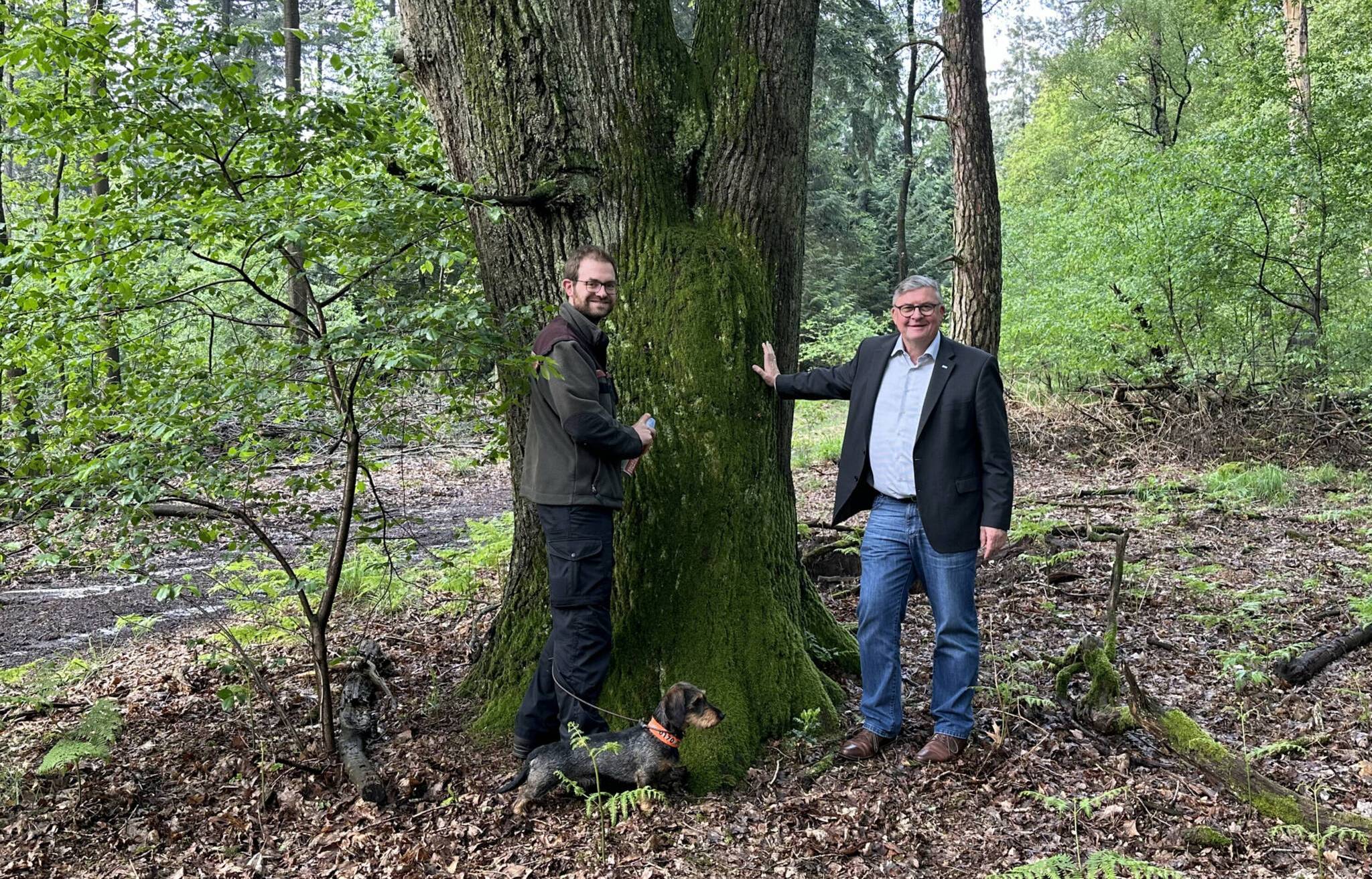 Gemeindeförster Simon Gossen (l.), Bürgermeister Karl-Heinz