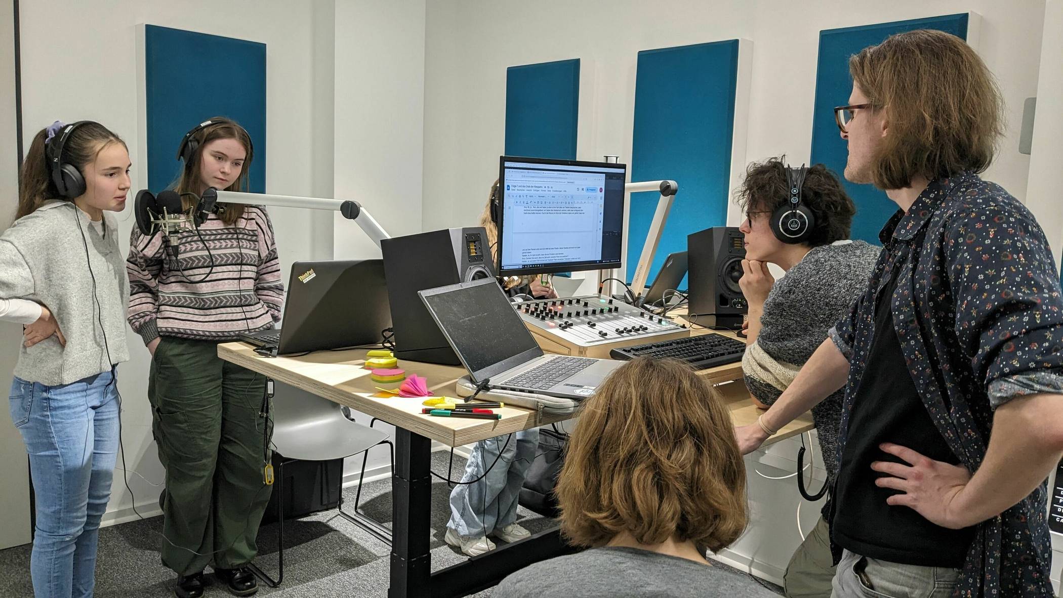 Im Rahmen eines dreitätigen Workshops haben Lara, Mika, Bent, Imed, Marc und Jule ihre eigene Hörspielgeschichte entworfen. 