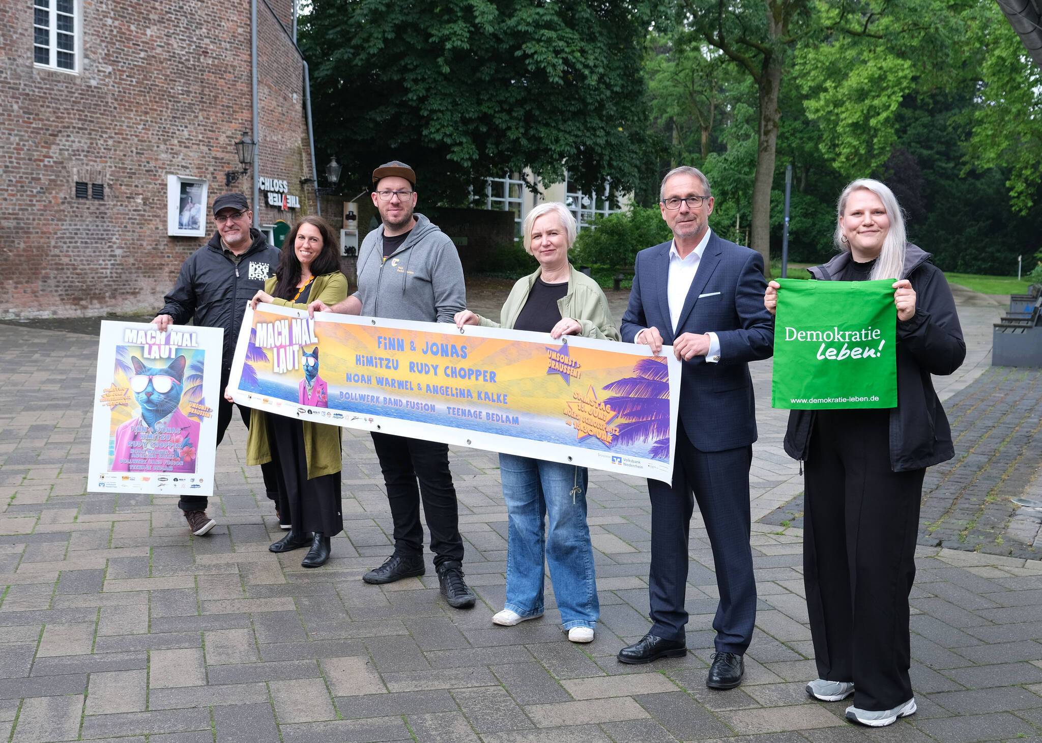 Sie machen sich für das MACH MAL LAUT stark: Jons Heiner (Bollwerk 107), Eva Marxen (Kulturbüro), Mark Bochnig-Mathieu (Kinder- und Jugendbüro), Katja Roters (Kulturbüro), Guido Lohmann (Vorstandsvorsitzender Volksbank Niederrhein) und Wiebke Böggering (Fachstelle für Demokratie). 