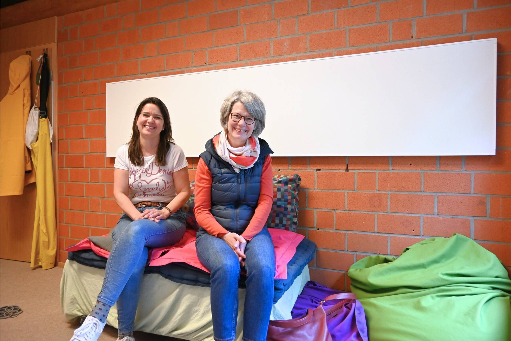  Erzieherin Verena Thissen (l.) und gmmg-Projektleiterin Nicola Ossé vor einem Wandabsorber.  
