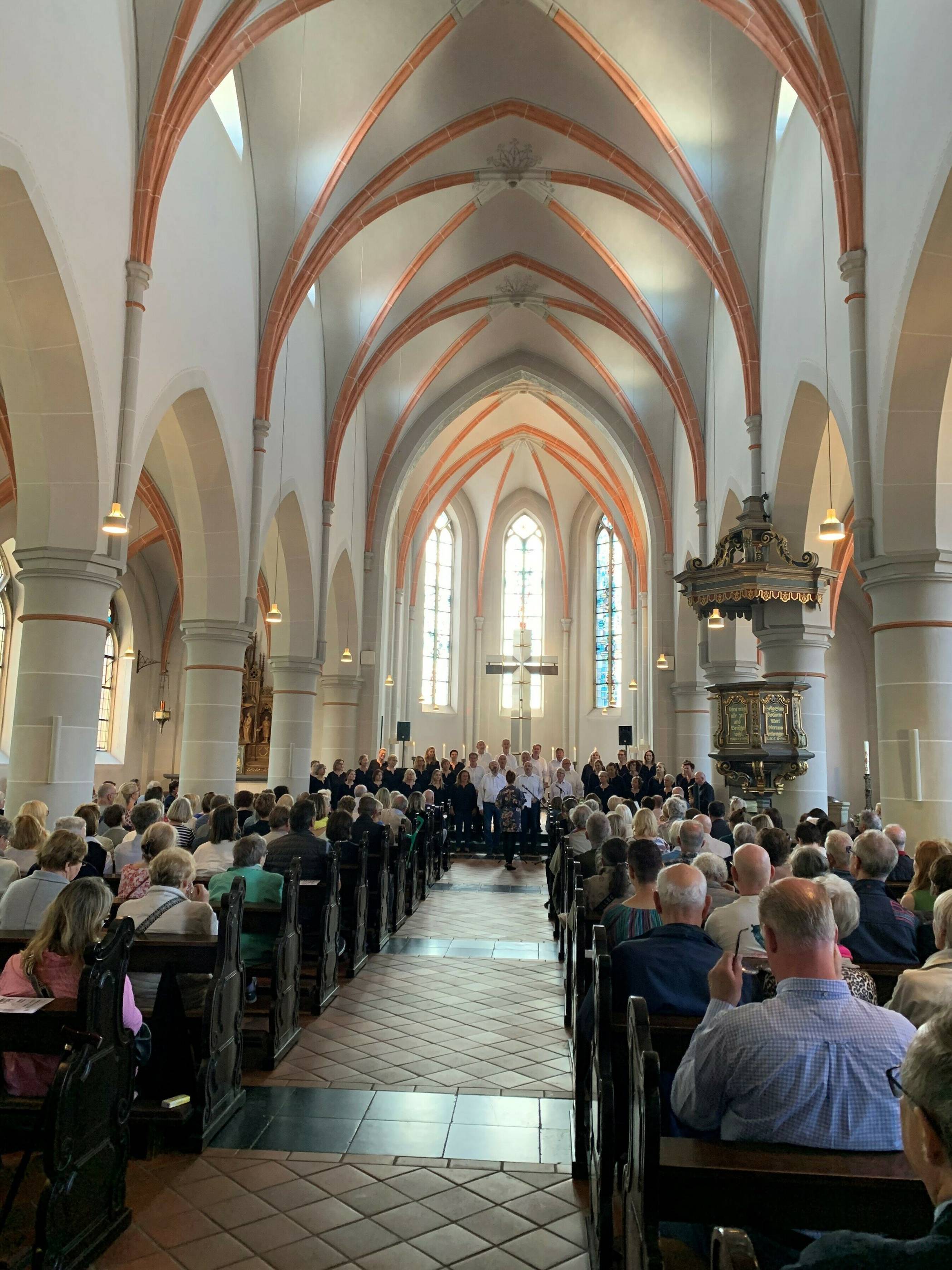  Volles Haus beim Konzert von „Spirit of Joy“ in der Osterather Nikolauskirche. 