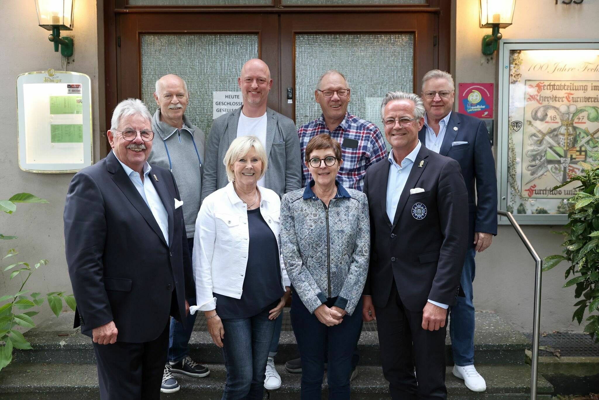 Der Mönchengladbacher Karnevalsvwerband hat einen neuen Vorstand (v.l.): Vorsitzender Gert Kartheuser, Hofmarschall Kinderprinzenpaar Hajo Hering, Sitzungspräsident Thomas Schmitz, Schriftführerin Elsbeth Noehles und ihre Stellvertreterin Ellen Elstner, Fachbereich Außenveranstaltungen Norbert Bläsen, Geschäftsführer Dirk Weise und der stellvertretende Vorsitzende Hermann Schnitzler. 