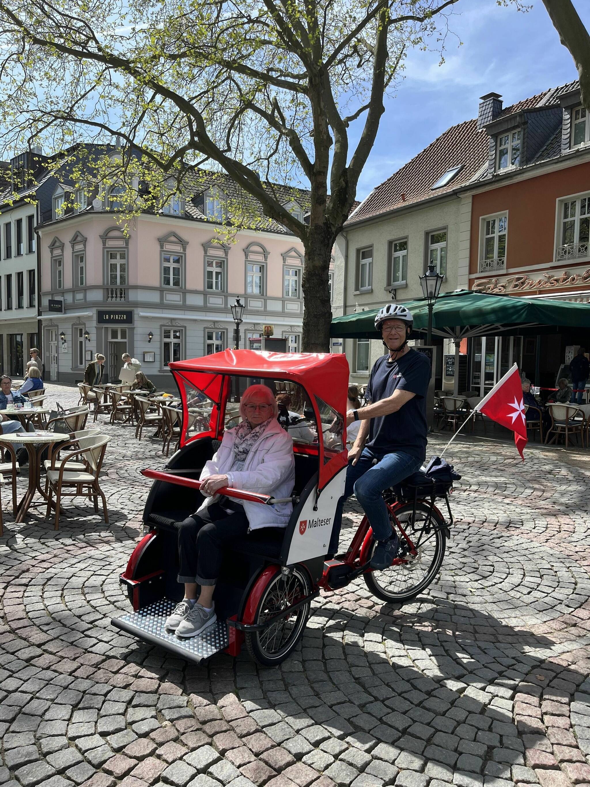  Die Malteser in Kempen und Grefrath bieten auch dieses Jahr wieder von April bis Oktober Rikscha-Fahrten für Seniorinnen und Senioren an.   