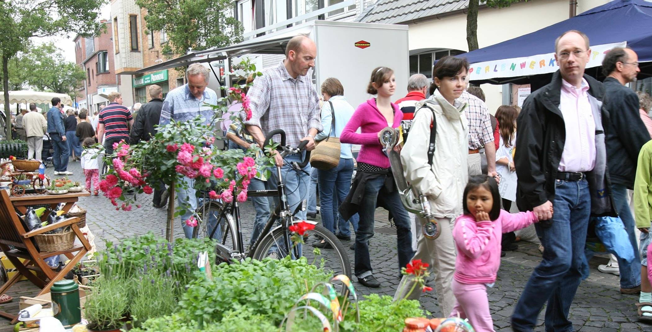  Heute lockt wieder der Ökomarkt nach Lank-Latum. 