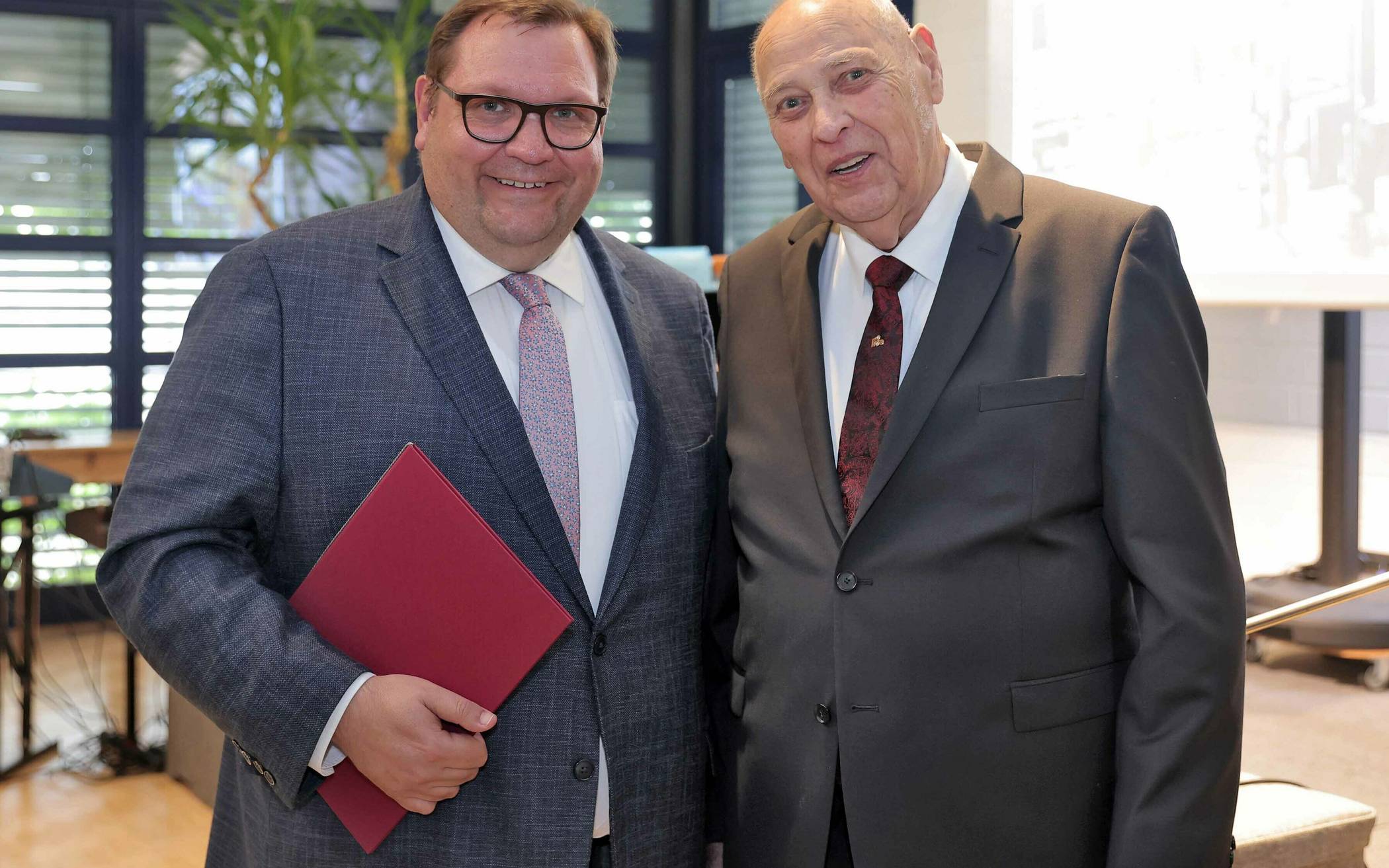 Oberbürgermeister Frank Meyer (l.) verleiht Museumschef