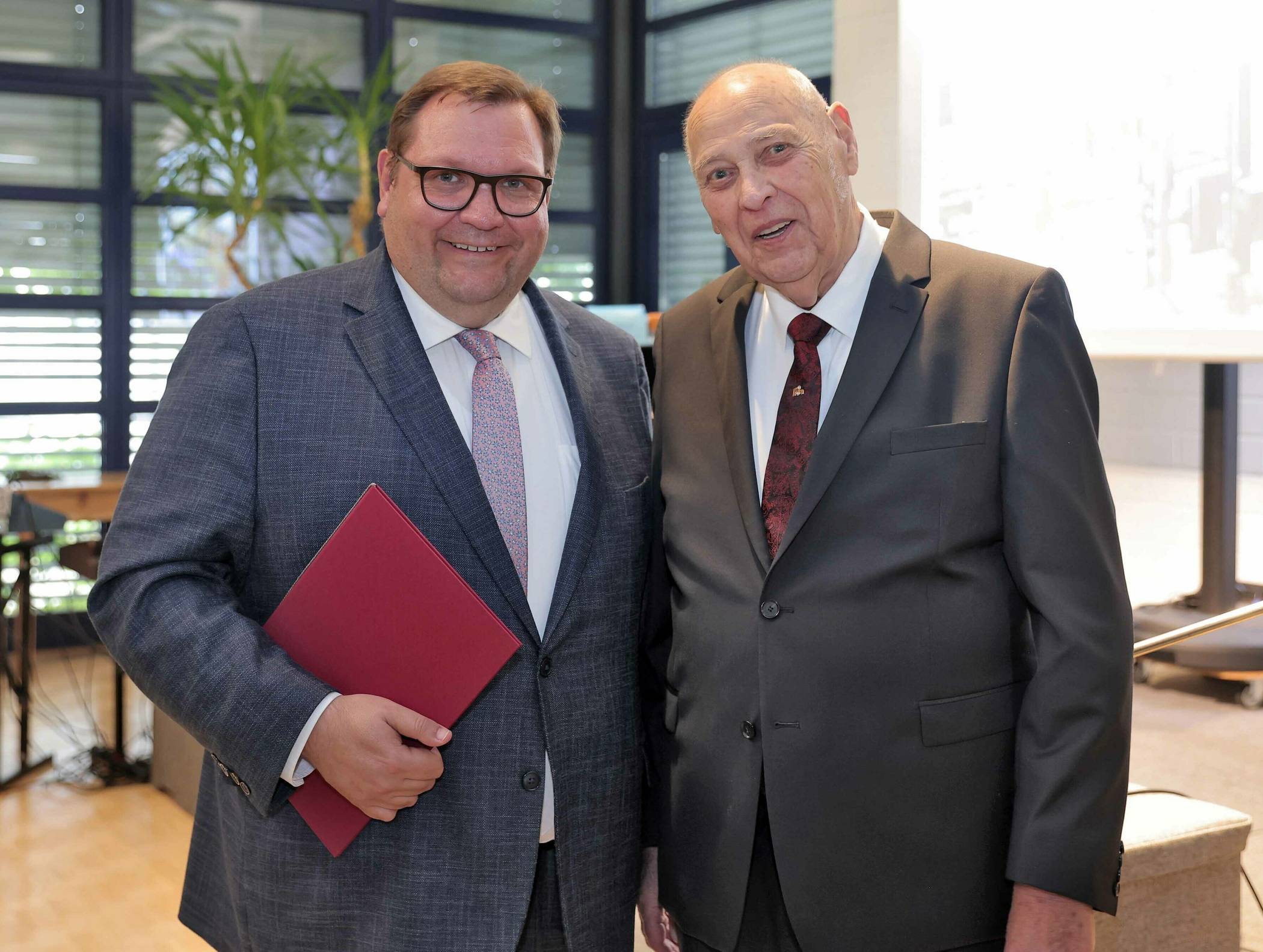  Oberbürgermeister Frank Meyer (l.) verleiht Museumschef Hansgeorg Hauser die Ehrenplakette. Foto: Stadt Krefeld, D. Jochmann  