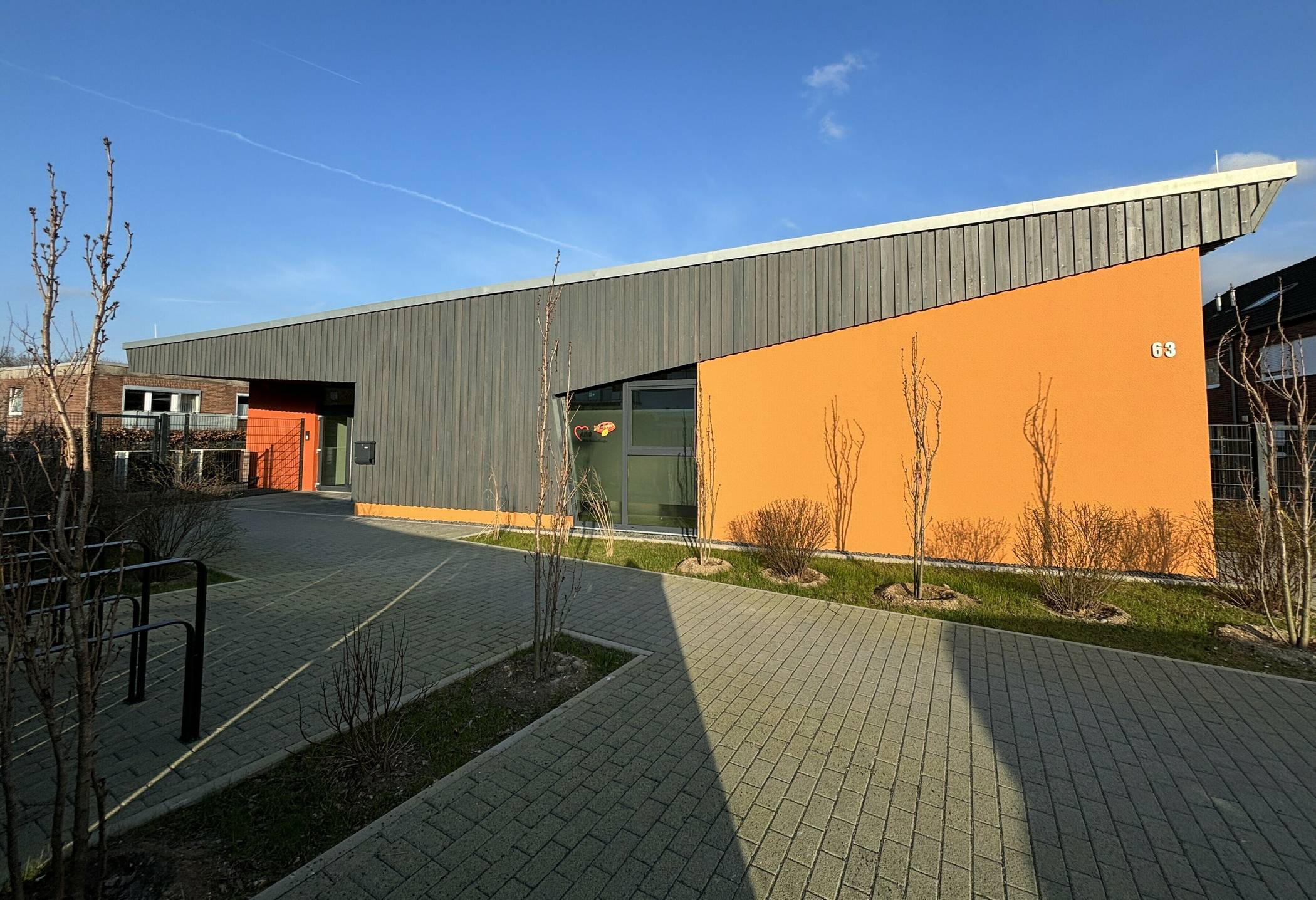  Im Stadtteil Venn hat die WohnBau mit der KiTa In der Duis einen dreigruppigen Kindergarten-Neubau in Holzrahmenbauweise realisiert. 