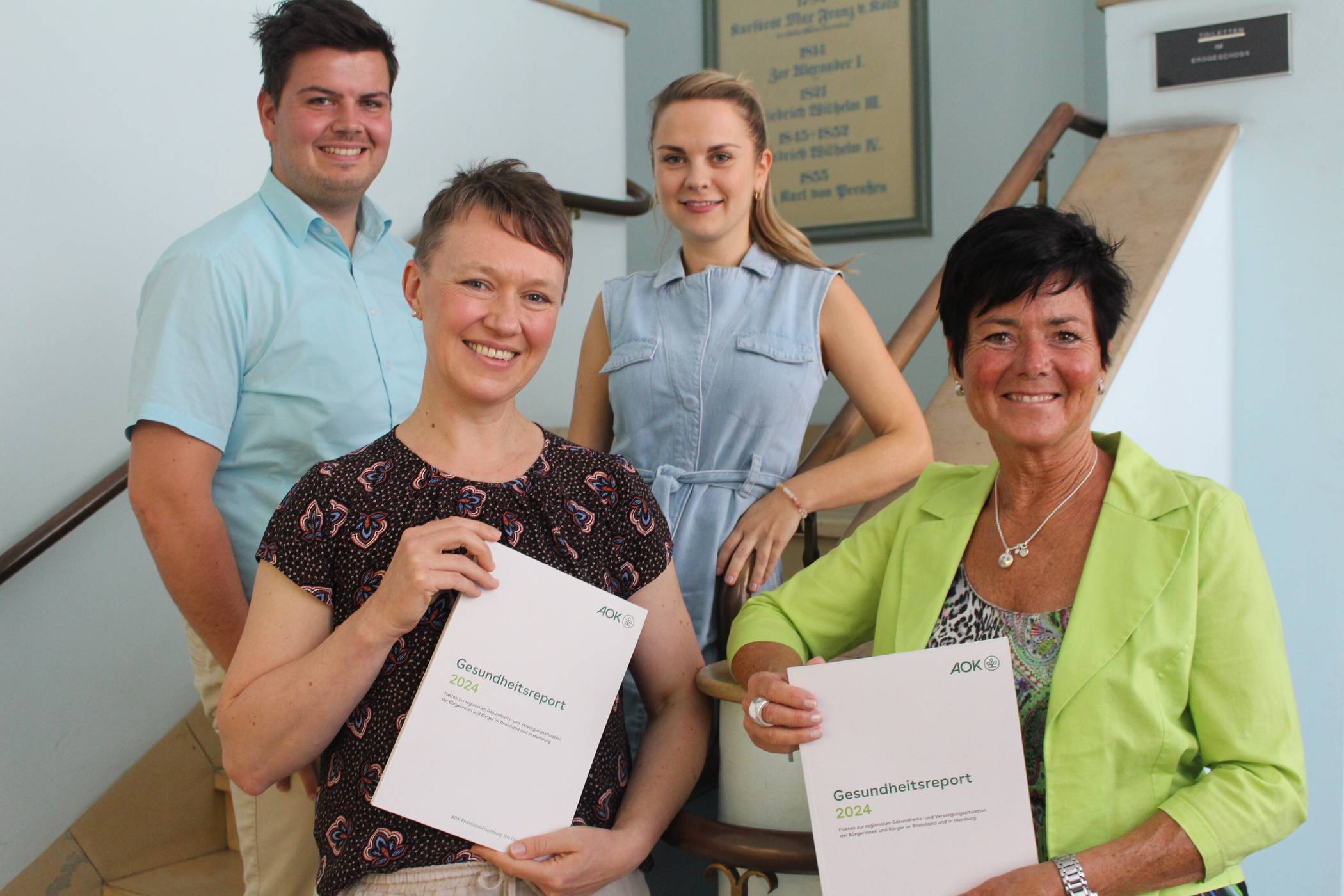  Stellen den Gesundheitsreport 2024 vor:  AOK-Regionaldirektorin Marion Schröder (r. unten), Statistikerin Olga Dortmann (l. unten), AOK-Sprecherin Katrin Raim und AOK-Geschäftsstellenleiter Krefeld Peter Fischer. Foto: Müller  