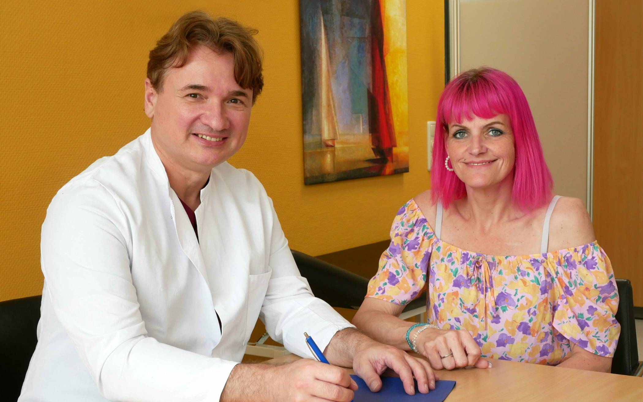  Dr. Tobias Köppe mit seiner Patientin Sunny Pfennigsdorff. 