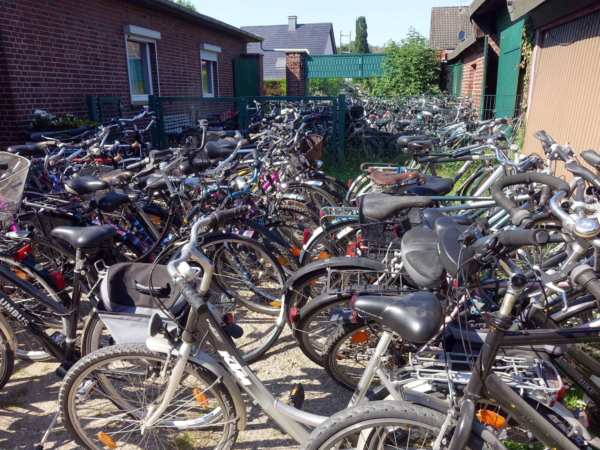  In Hockstein auf dem Hof von Josef Jacobs stehen inzwischen Hunderte Fahrräder von Mönchengladbachern für Afrika. 