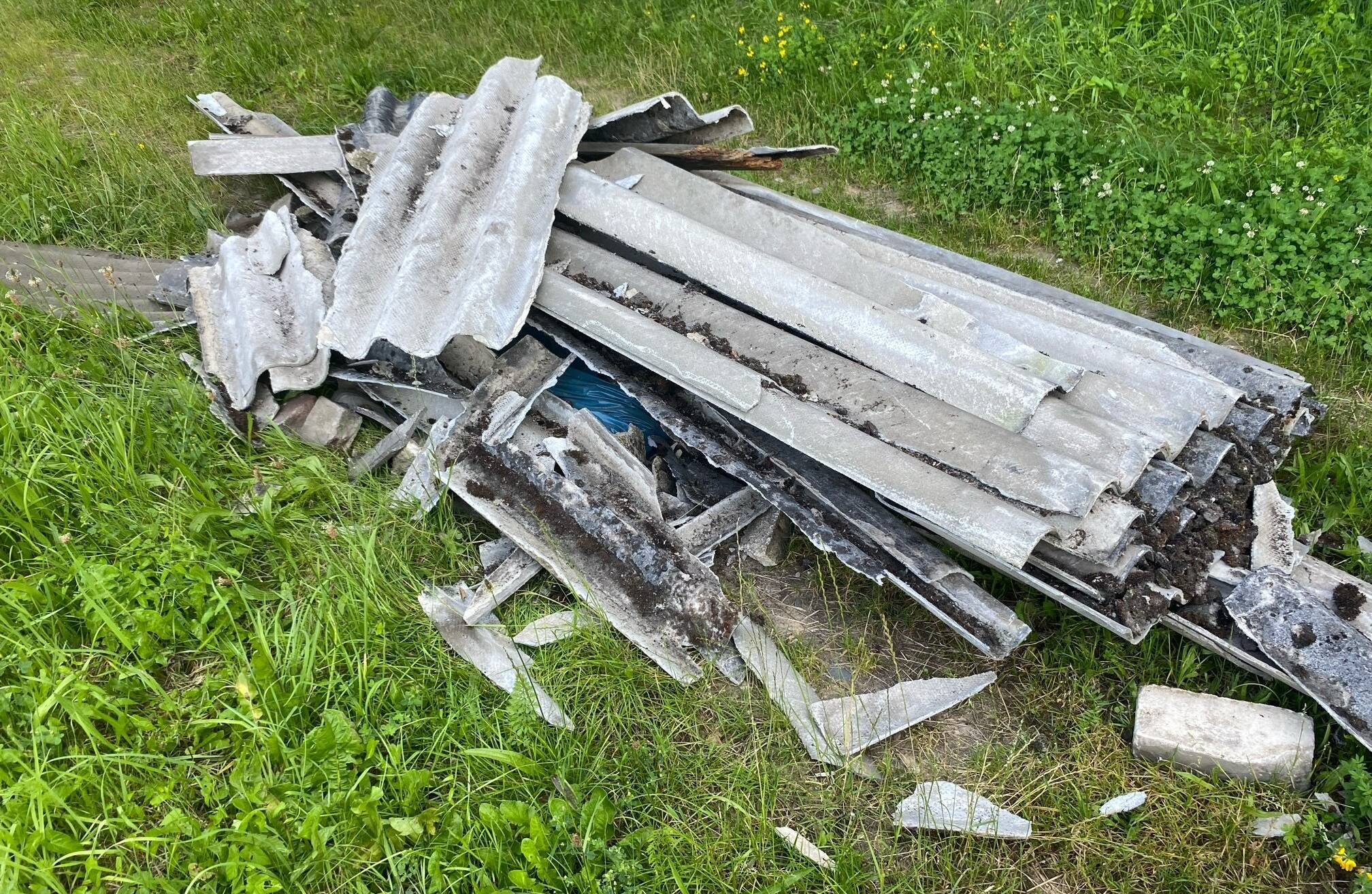 Diese Asbestplatten wurden illegal auf einem