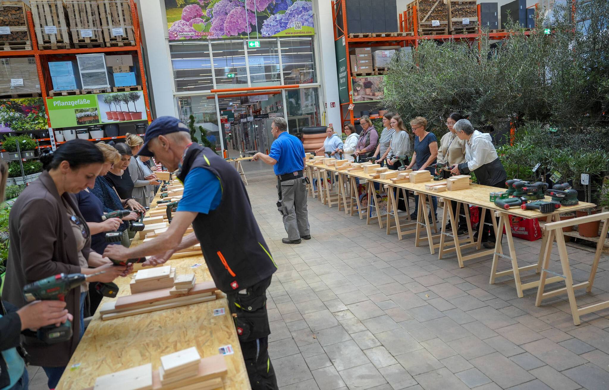 An einzelnen Arbeitsplätzen kann das theoretische Wissen direkt in die Praxis umgesetzt...