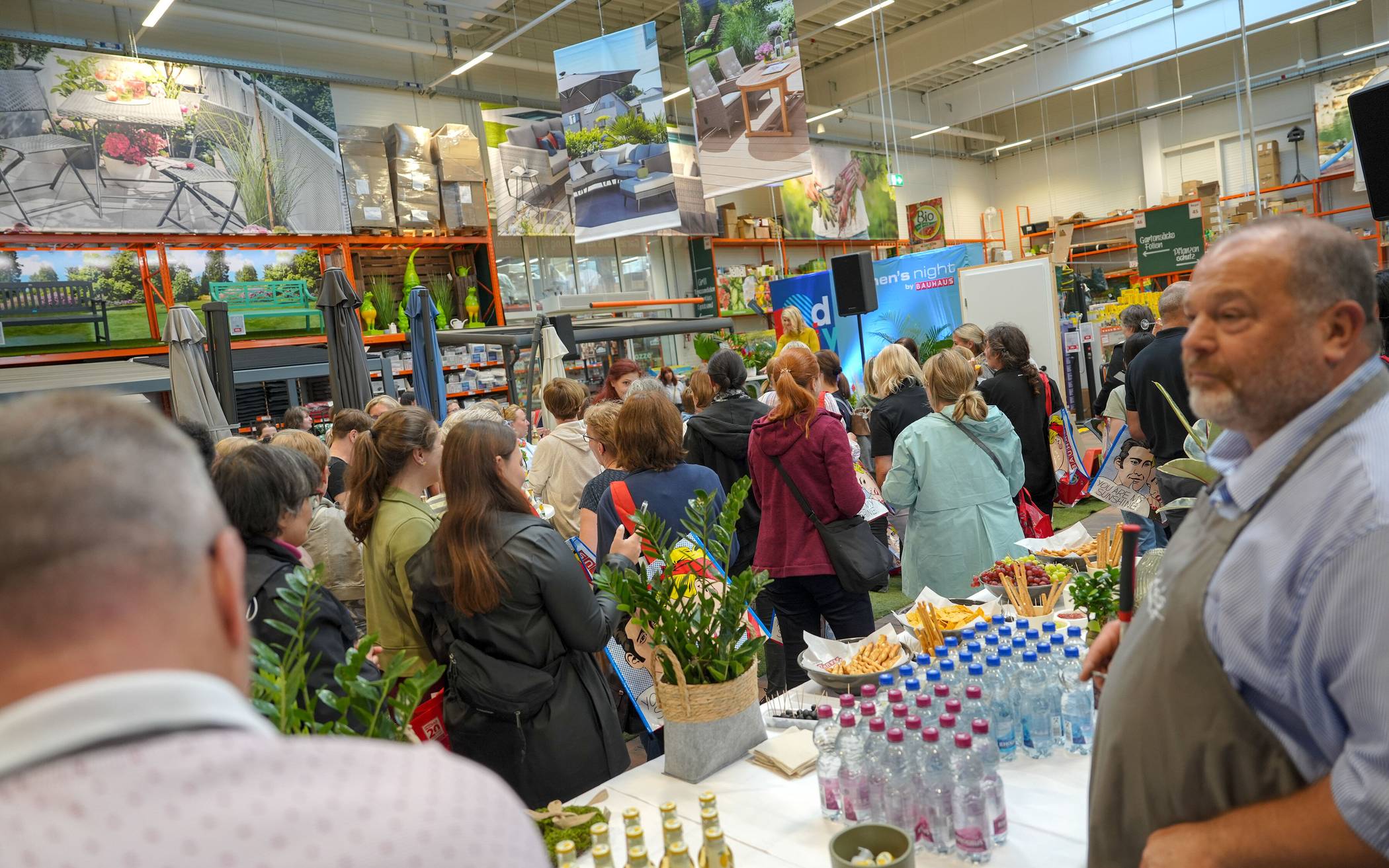Am Abend sind die Damen unter sich - mit Sekt, Kaltgetränken und...