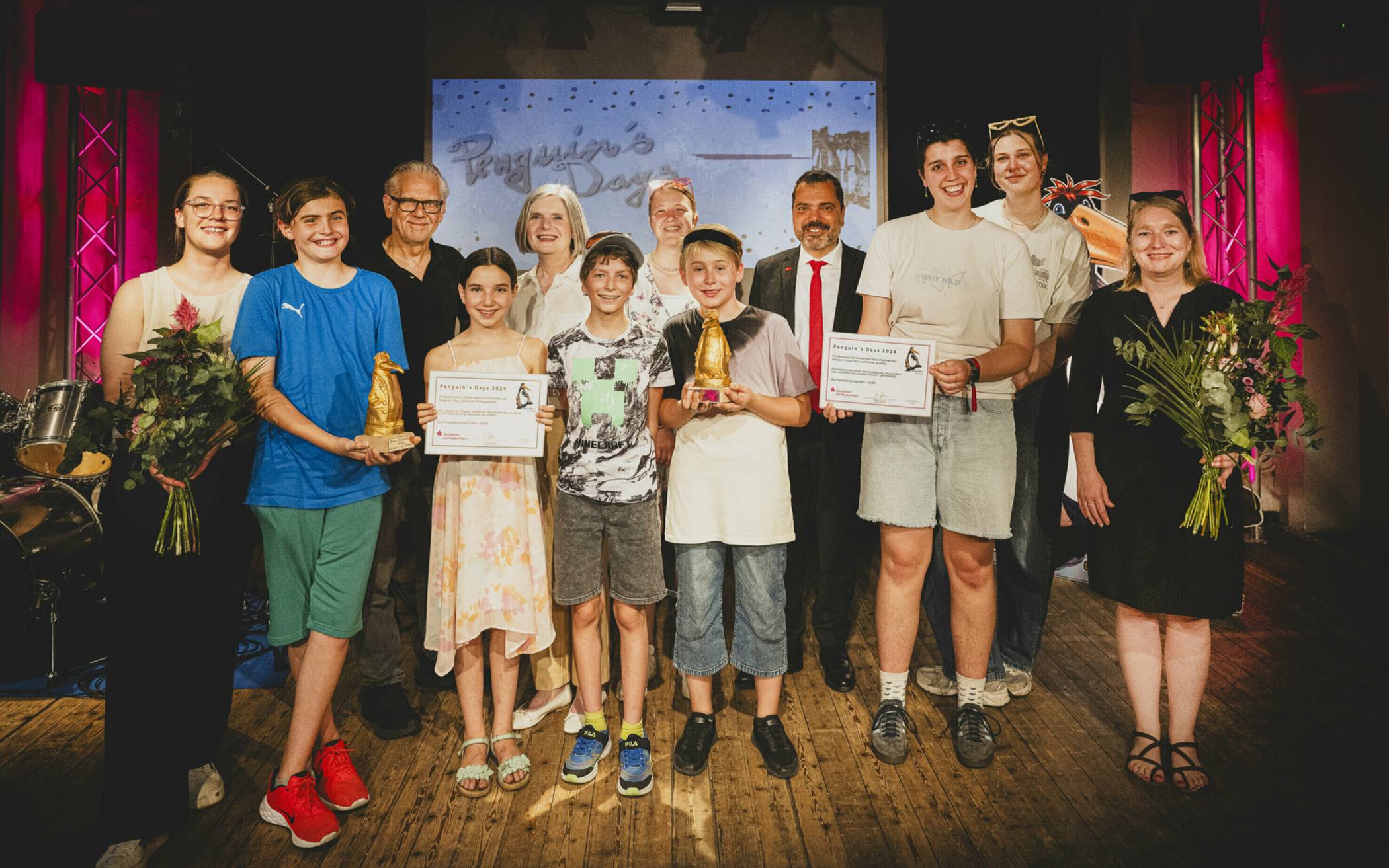  Preisträger, Organisatoren, Juroren und Unterstützer nach der Preisverleihung. 