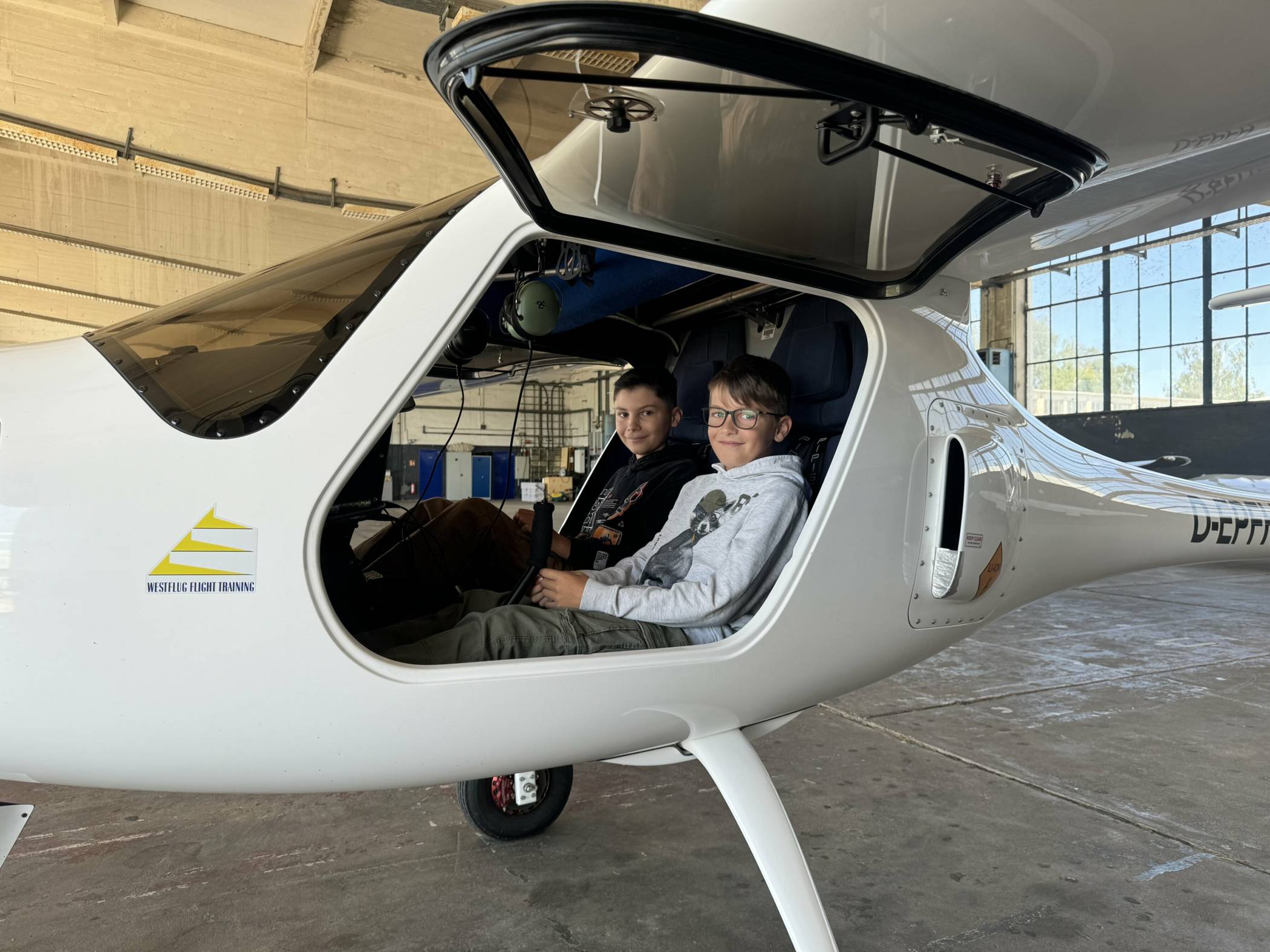 Tom und Timo Schroers im Cockpit des Elektrofliegers. 