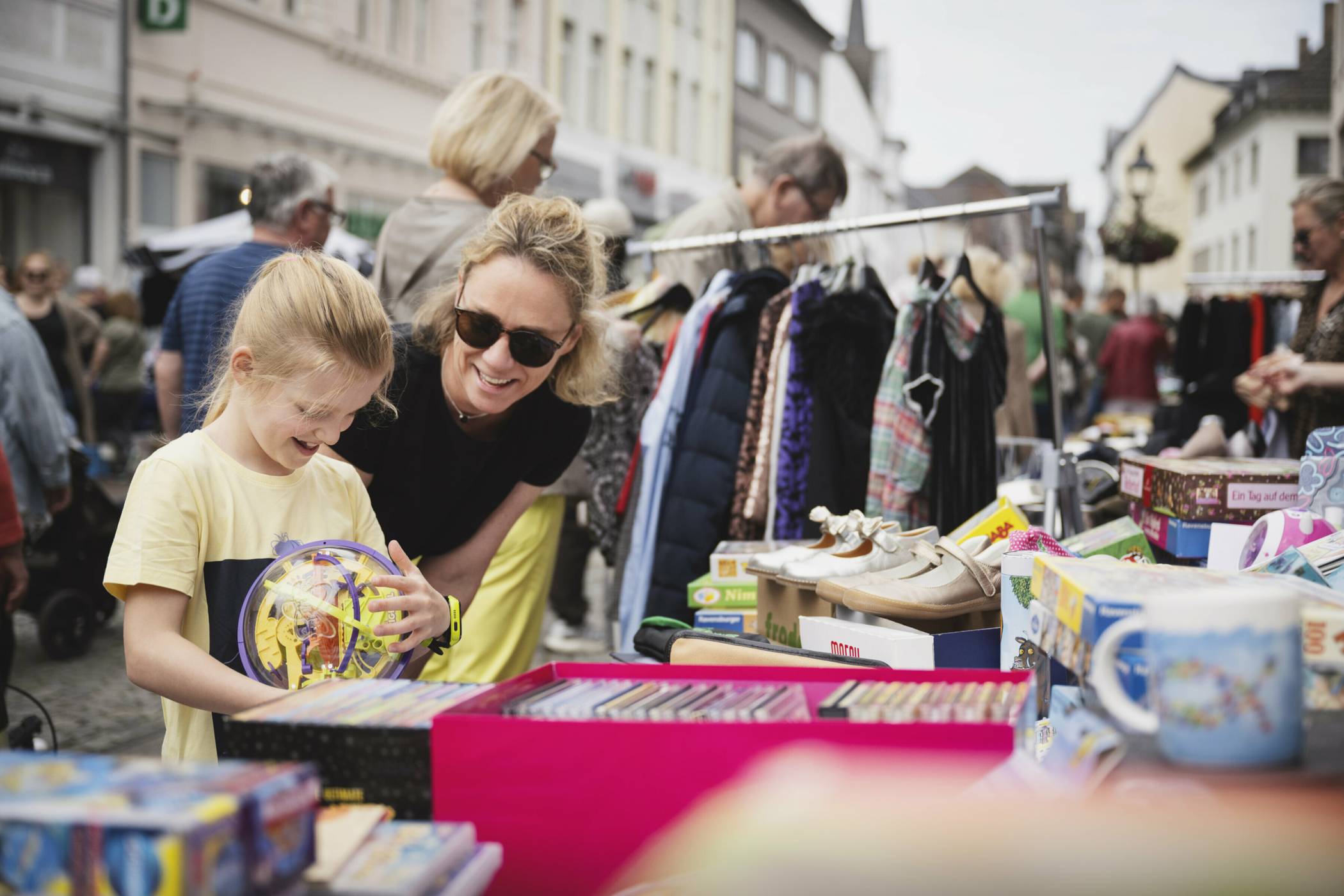 Kleine Dinge, große Freude: Beim Moerser City-Trödel am Sonntag, den 21. Juli, gehen große und kleine Besucher:innen wieder auf Schnäppchenjagd durch die Innenstadt. 