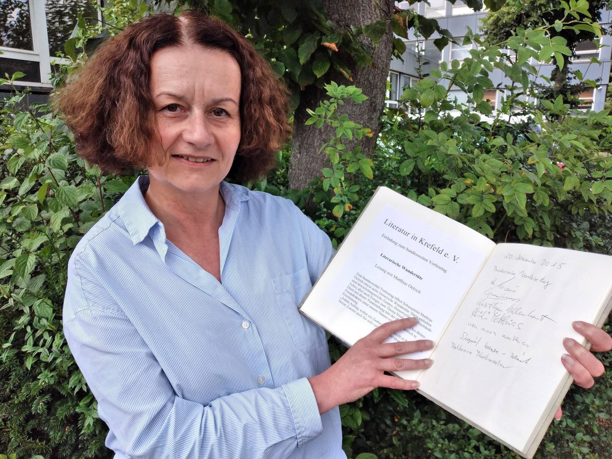  Erinnerungen: Vorsitzende Michaela Plattenteich wird das Gästebuch des Literaturvereins dem Krefelder Stadtarchiv übergeben. Es dokumentiert die einzelnen Veranstaltungen des Vereins mit Einträgen der jeweiligen Besucher.  