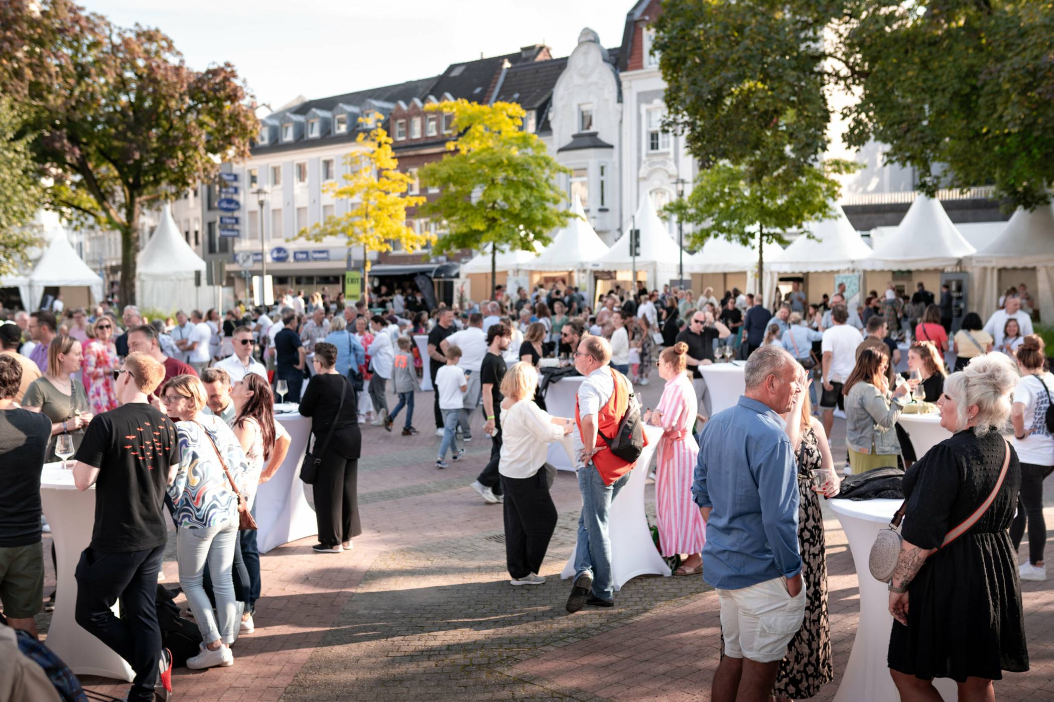  Vom 30. August bis 1. September lädt Gladbach [g]niessen bereits zum fünften Mal zum Weingenuss auf den Schillerplatz ein.  