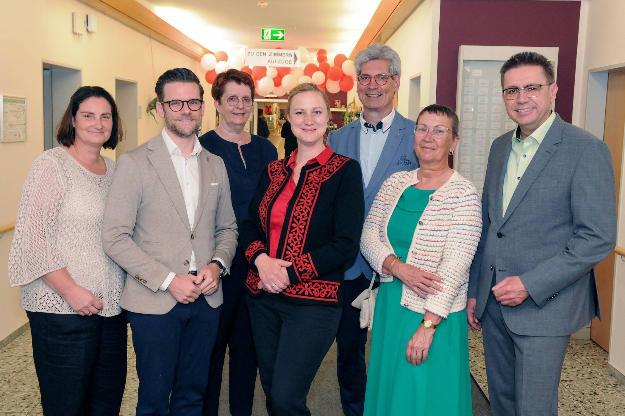 50 Jahre Caritaszentrum Giesenkirchen – das feierten mit den Bewohnern und Mitarbeitern (v. l.): Einrichtungsleiterin Birgit Vitz, Oberbürgermeister Felix Heinrichs, Caritas-Bereichsleiterin Manuela Jansen, die frühere Stadtdirektorin Dörte Schall, Caritas-Vorsitzender Dr. Christof Wellens, Andrea Heinrichs (Caritasverband für das Bistum Aachen) und Caritas-Geschäftsführer Frank Polixa.  