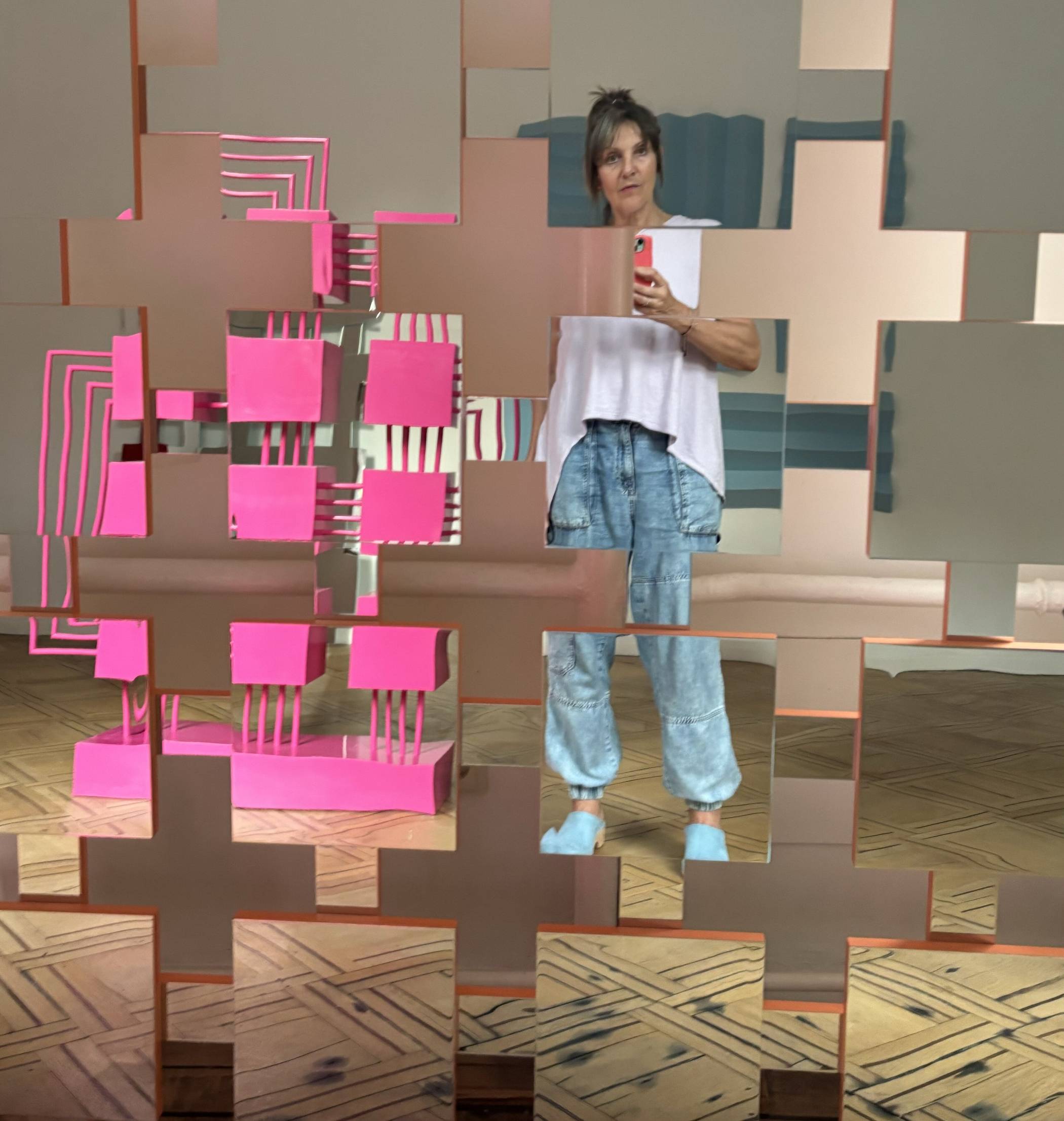 „Spieglein, Spieglein an der Wand ...“ – das Atelierhaus E71 zeigt eine Ausstellung des Künstlers Lars Wolter. 