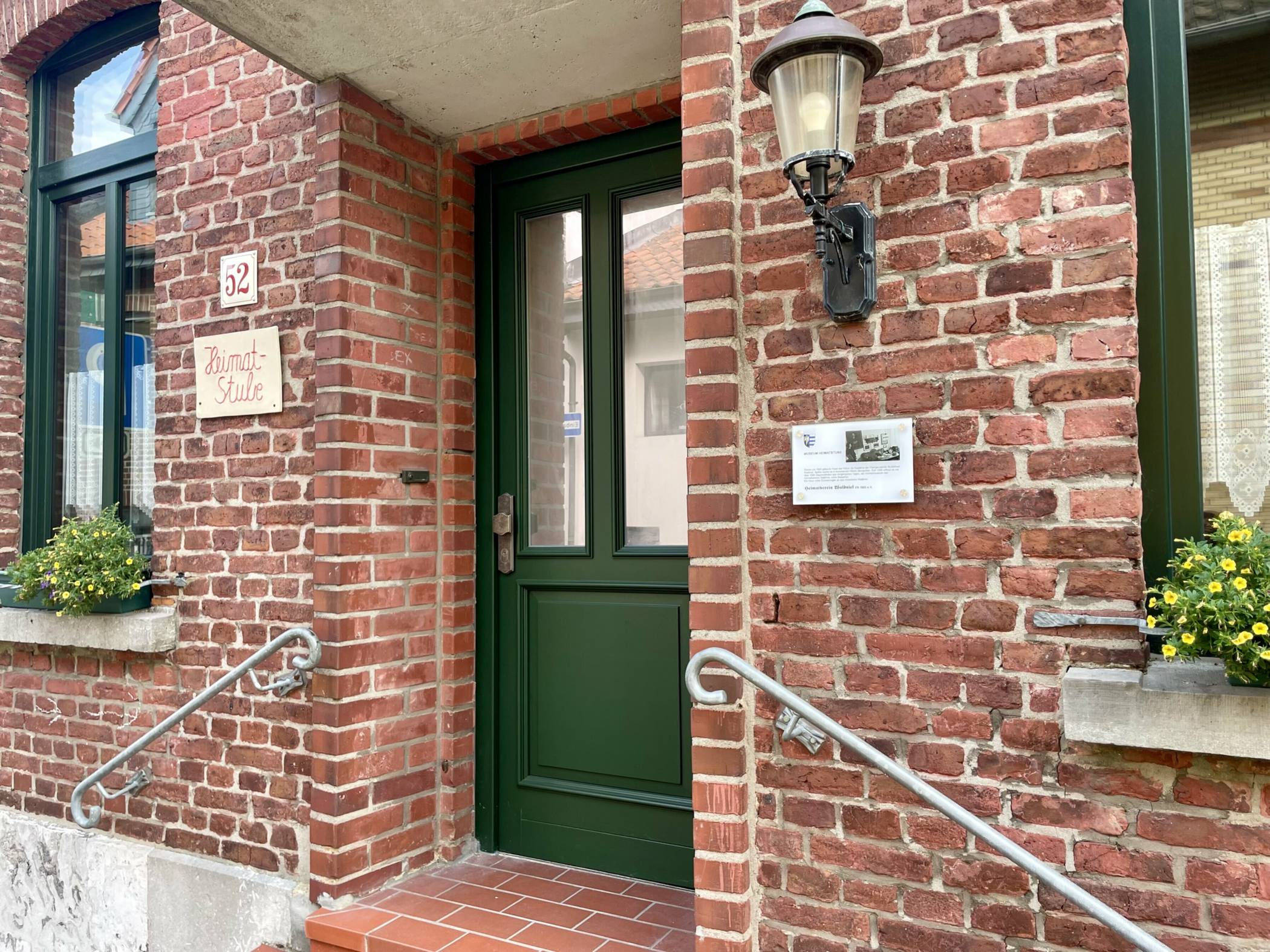  Mit den neuen Fenster und der neuen Tür wird der Charme des alten Gebäudes beibehalten. 