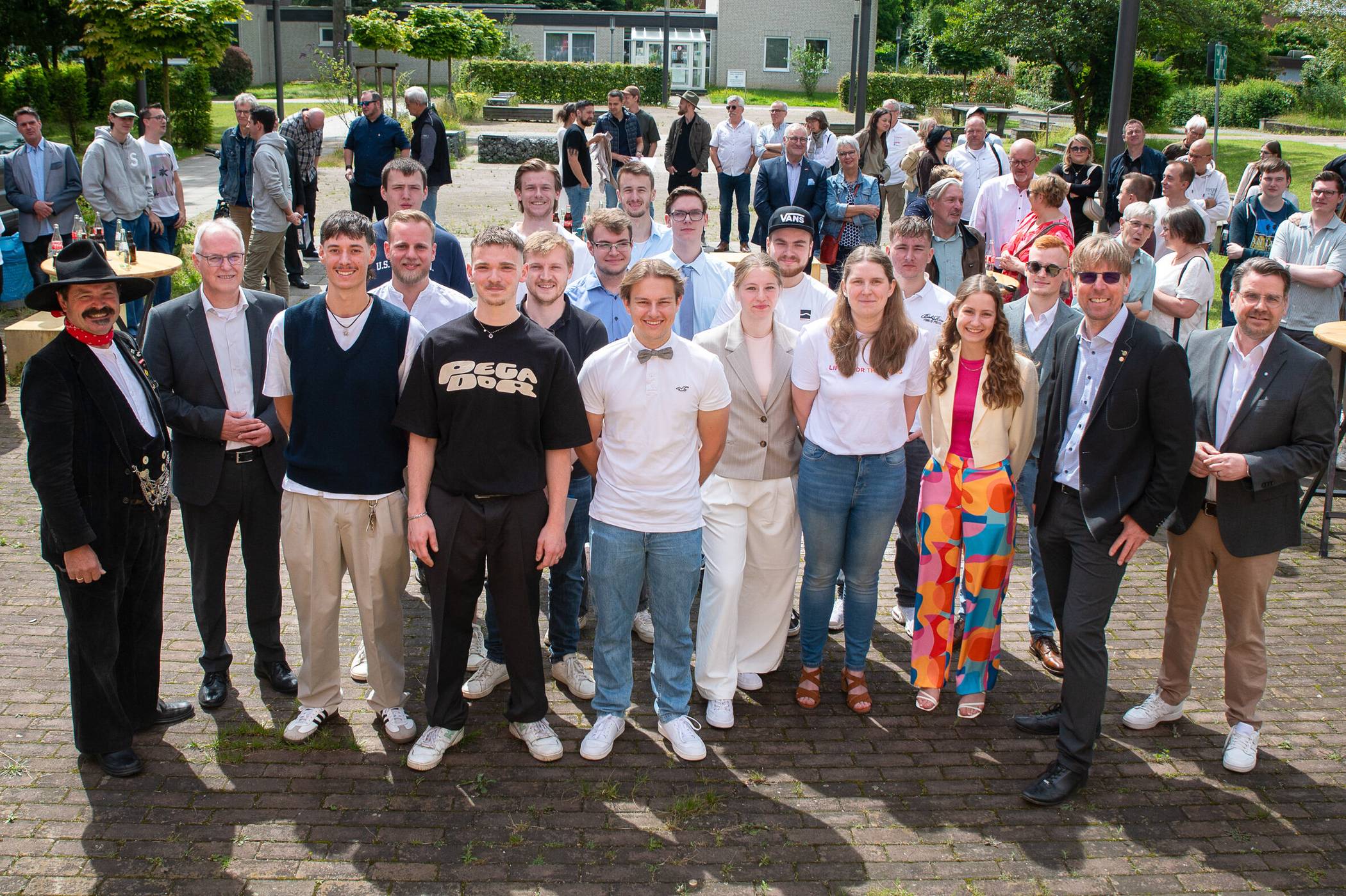  Obermeister Uwe Sötje (2. v. r.) erhob die neuen Fachkräfte im Tischlerhandwerk des Kreises Viersen offiziell in den Gesellenstand, Hauptgeschäftsführer Thomas Gütgens von der Kreishandwerkerschaft Niederrhein (r.) und Kreislehrlingswart Johannes Schmitz (l.) gratulierten. 