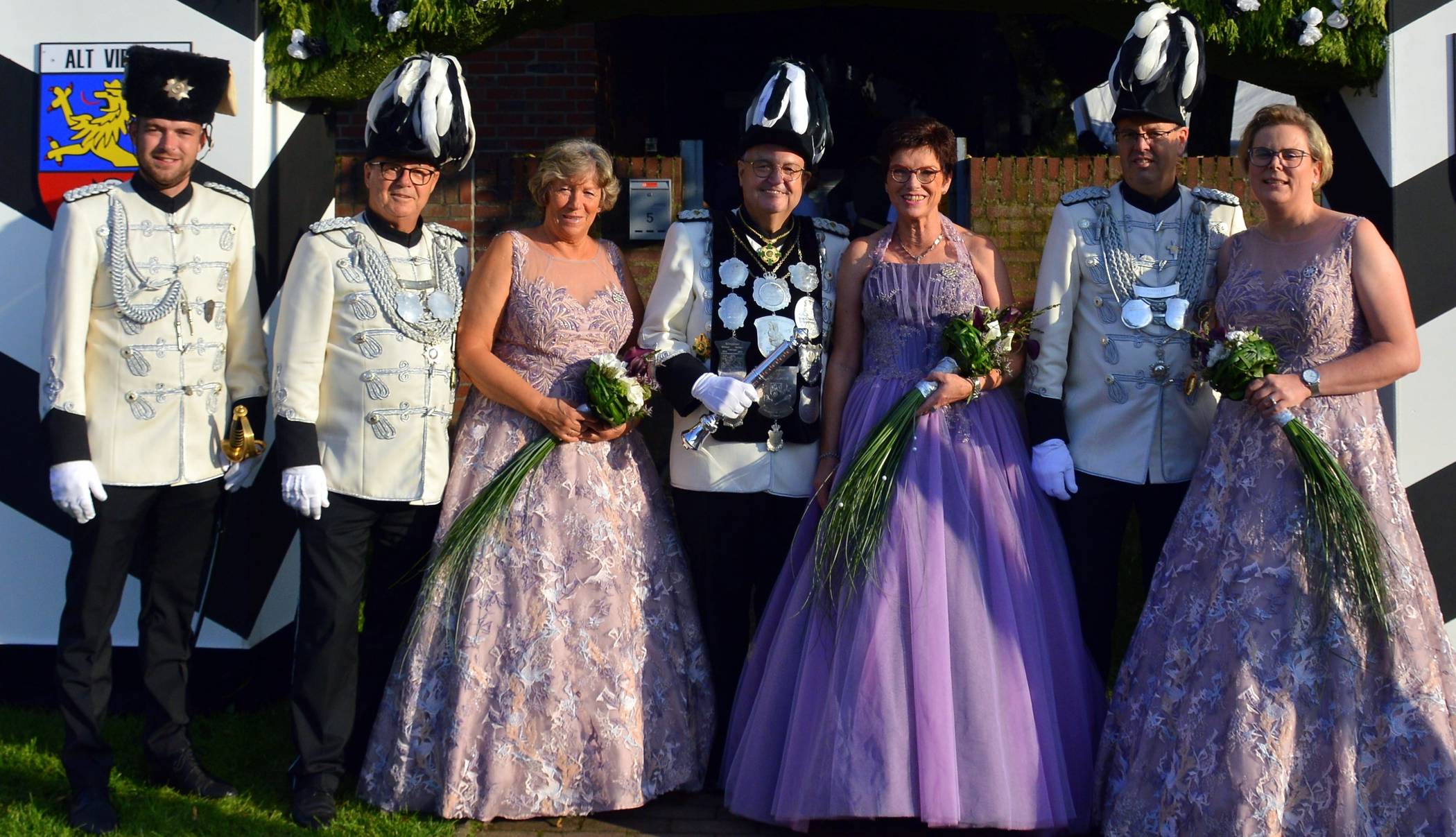 Das scheidende Königshaus (v.l.): Philipp Genenger (Königsadjutant), Michael Genenger mit Ehefrau Babsi (Ministerpaar), Königspaar Wolfgang und Steffi Genenger, Christoph Spielhofen mit Ehefrau Nicole (Ministerpaar).