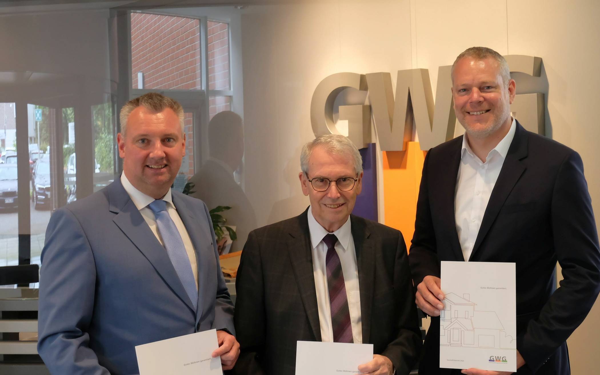 Michael Aach (Vorstand GWG Kreis Viersen AG), Günter Werner (Vorsitzender des Aufsichtsrates der GWG Kreis Viersen AG) und Dr. Andreas Coenen (Landrat des Kreises Viersen) mit dem GWG-Geschäftsbericht (von links). Foto: GWG