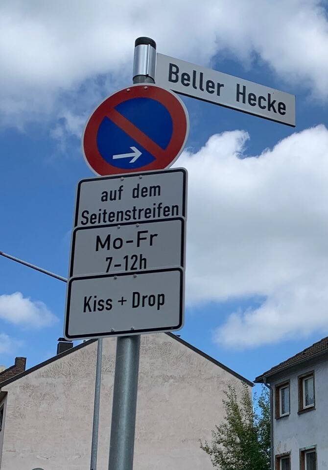 Ein paar Schritte weiter gibt es dafür eine Kiss + Drop-Zone in beide Richtungen der Mülgaustraße.