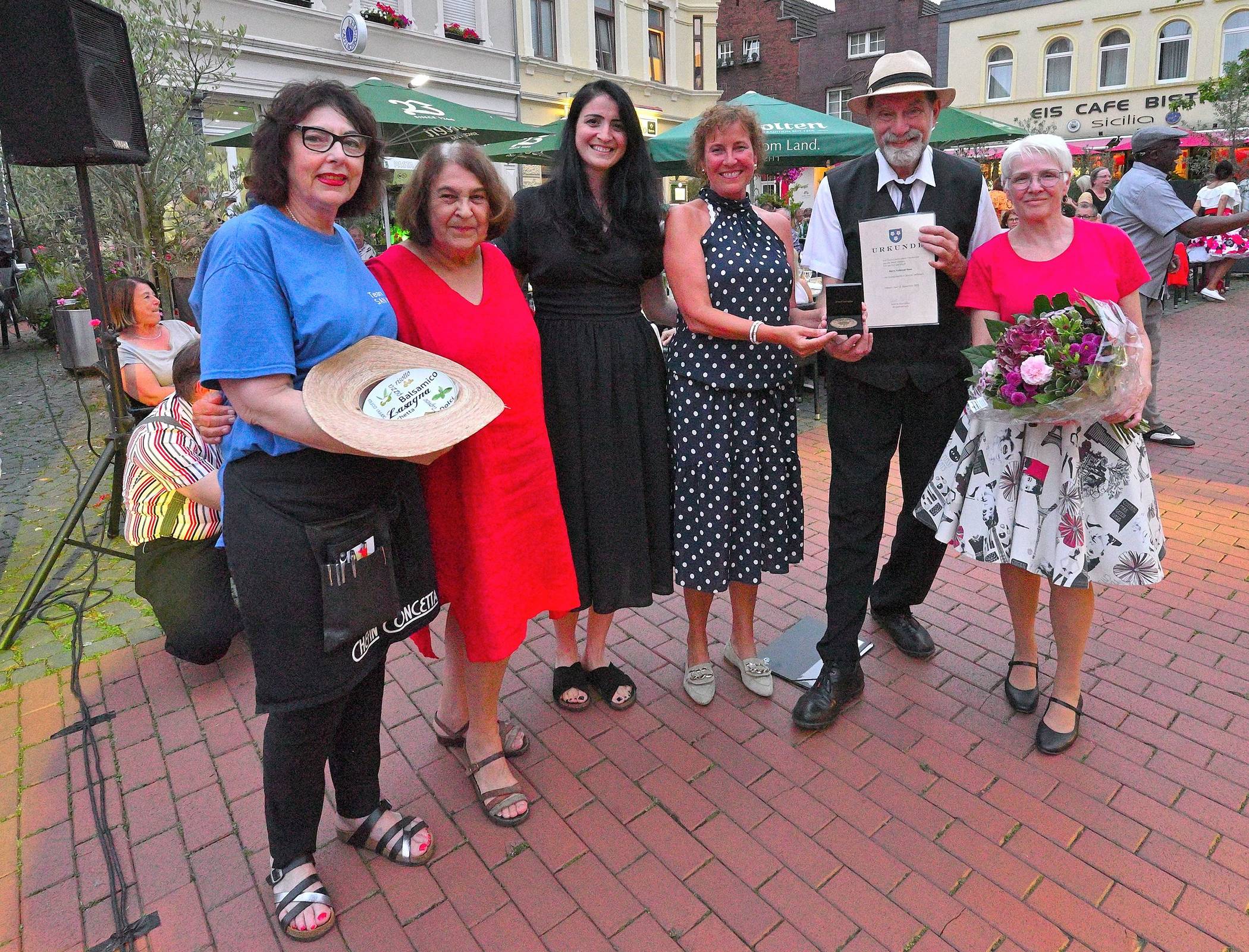  Überraschung gelungen: Volkmar Hess (2.v.r.) wusste nichts von der geplanten Ehrung. Es freuten sich mit ihm (v.l.): Concetta Cillufo („San Marco“), Ingrid Schneider (SPD-Fraktion), Ebru Cornelißen (stellv. Ortsbürgermeisterin Dülken), Bürgermeisterin Sabine Anemüller und Alice Hess. 