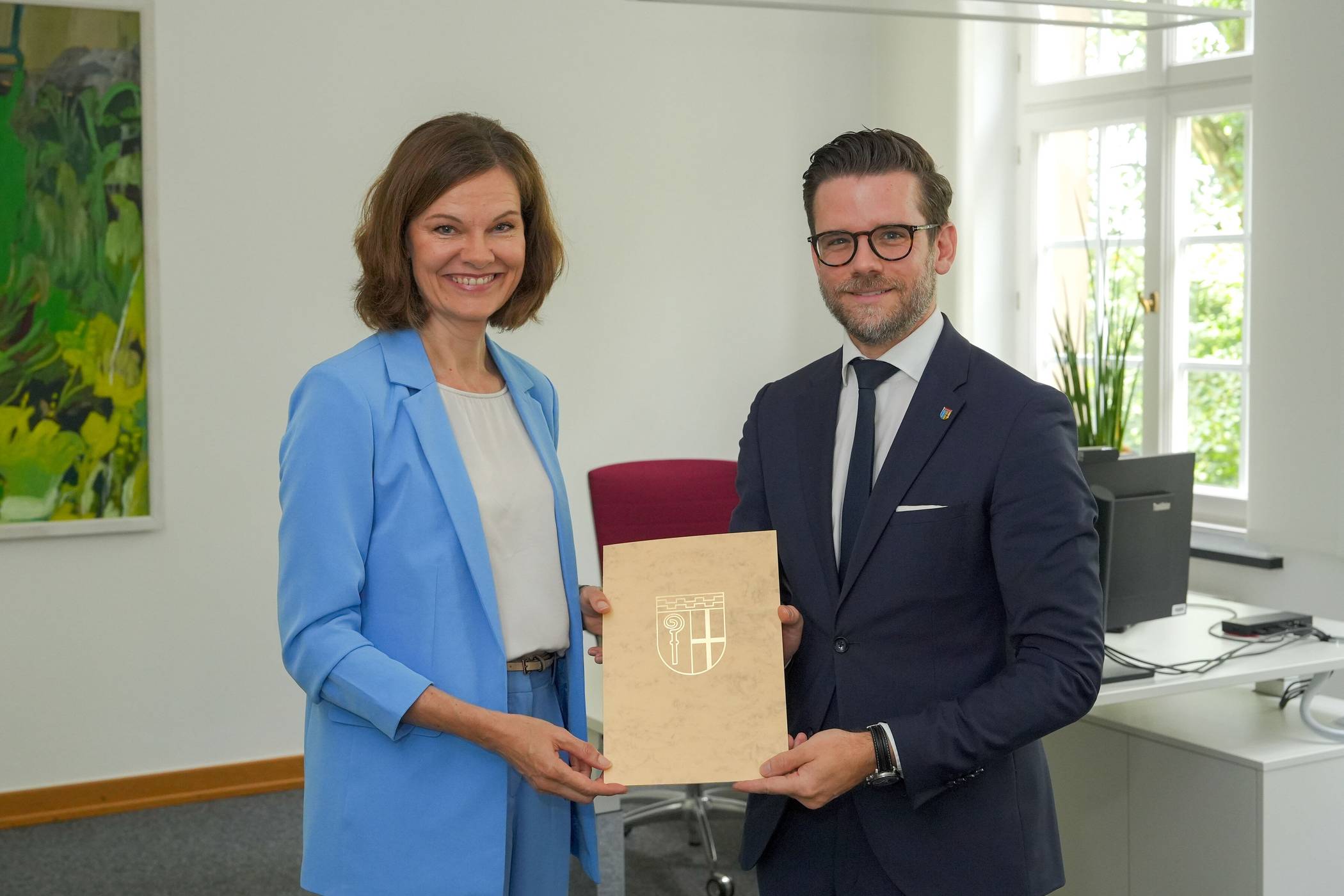 Silke Wehmhörner hat ihren Dienst als Beigeordnete der Stadt Mönchengladbach angetreten. OB Felix Heinrichs überreichte ihr die Ernennungsurkunde.  