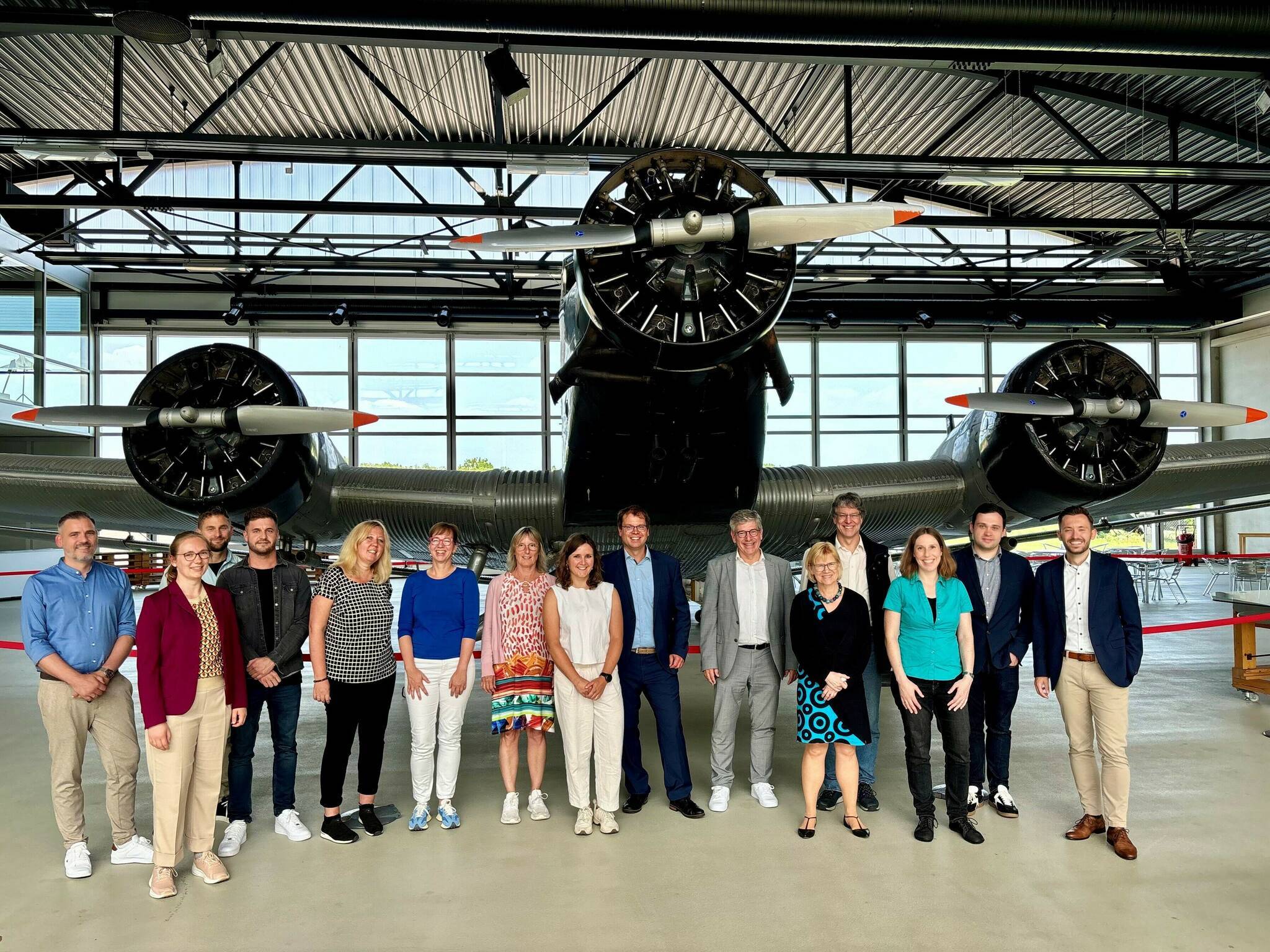 Vertreter der Bezirksregierung Düsseldorf und des NRW-Wirtschaftsministeriums besichtigten die Neuansiedlungen am Flughafen Mönchengladbach.