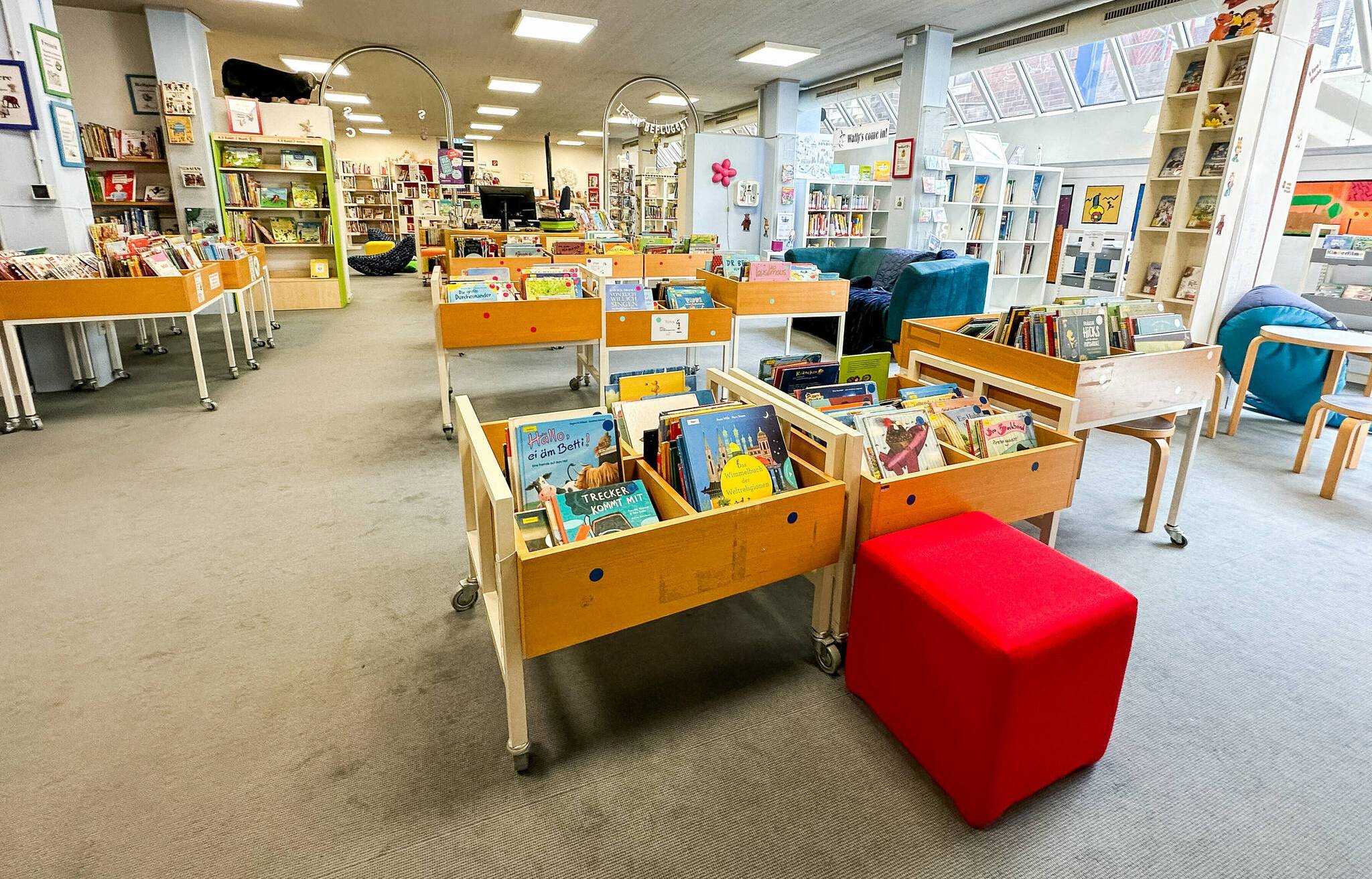 Kinder jeden Alters kommen in der