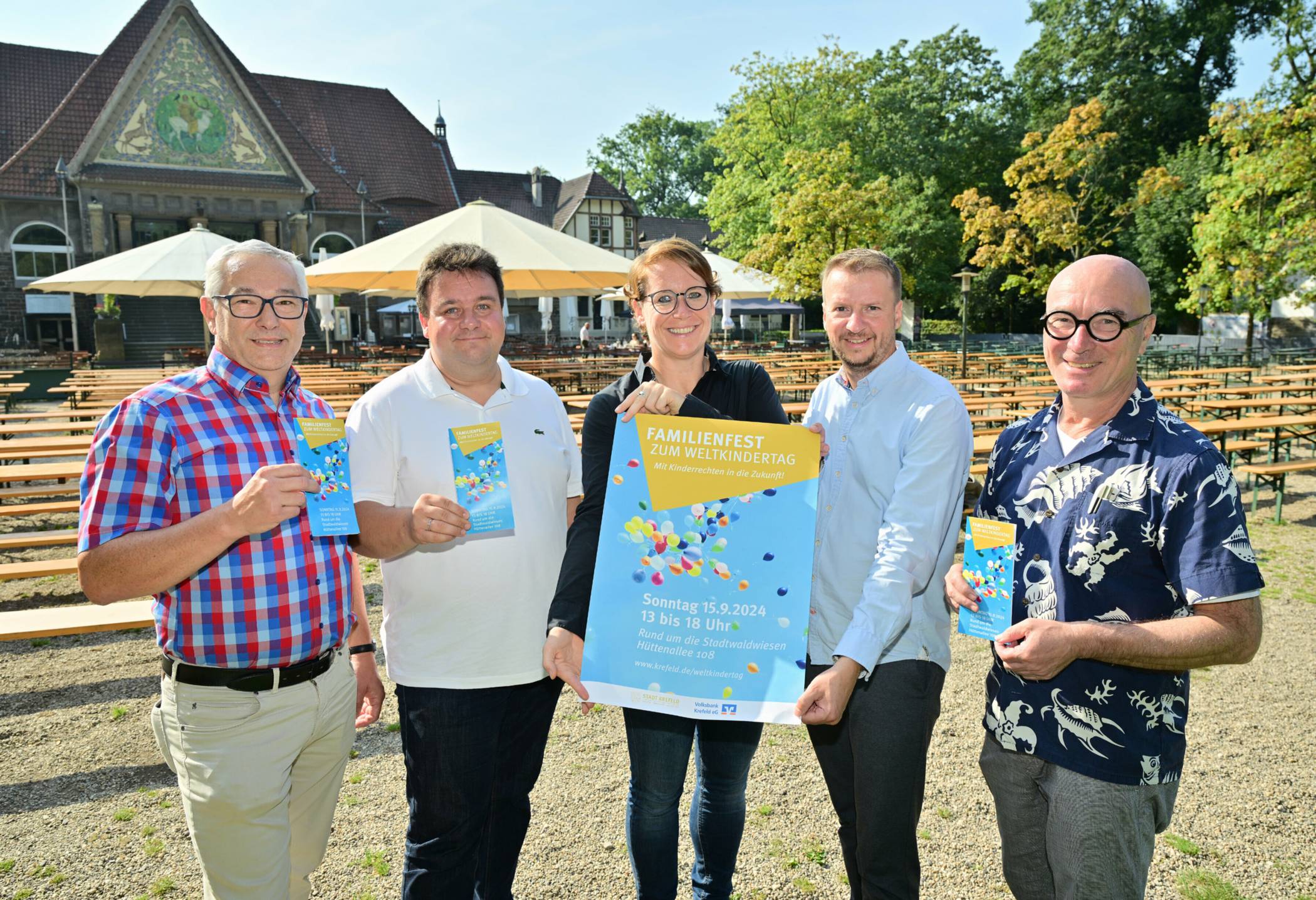  Freuen sich auf ein breit aufgestelltes Angebot zum großen Familienfest rund um den Weltkindertag: (von links.) Joachim Perey vom Kinder- und Familienbüro, Stadtdirektor Markus Schön, Sonja Pommeranz, Fachbereichsleiterin Jugendhilfe und Beschäftigungsförderung, Arne Timpe, Leiter Kinder- und Familienbüro, sowie Helmut Lang, Pächter des Stadtwaldhauses. 