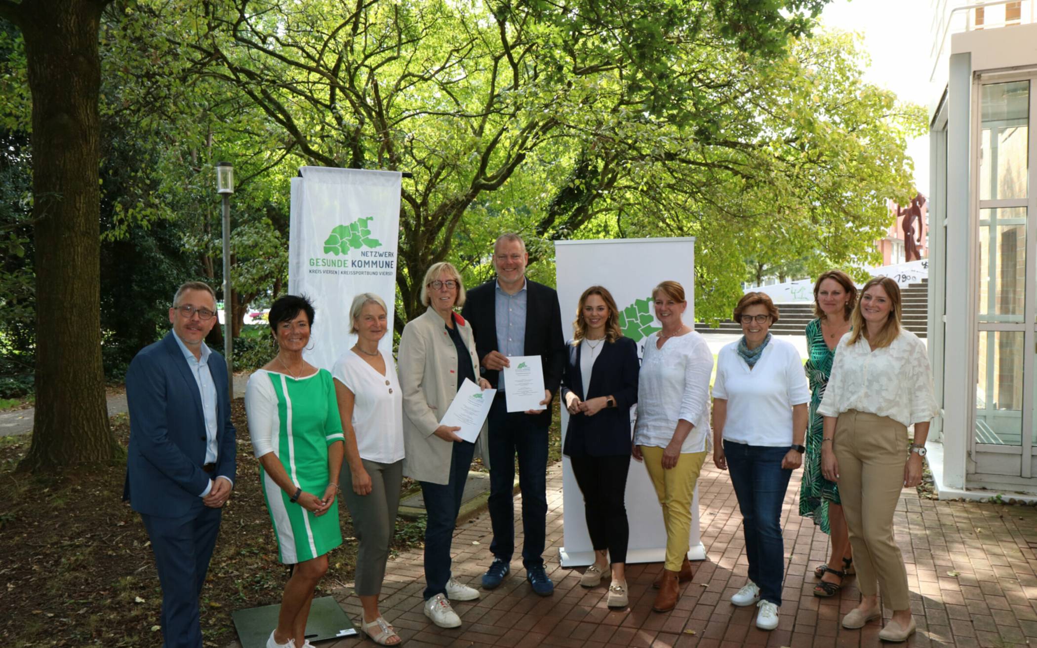 Freudige Gesichter bei der Unterzeichnung des