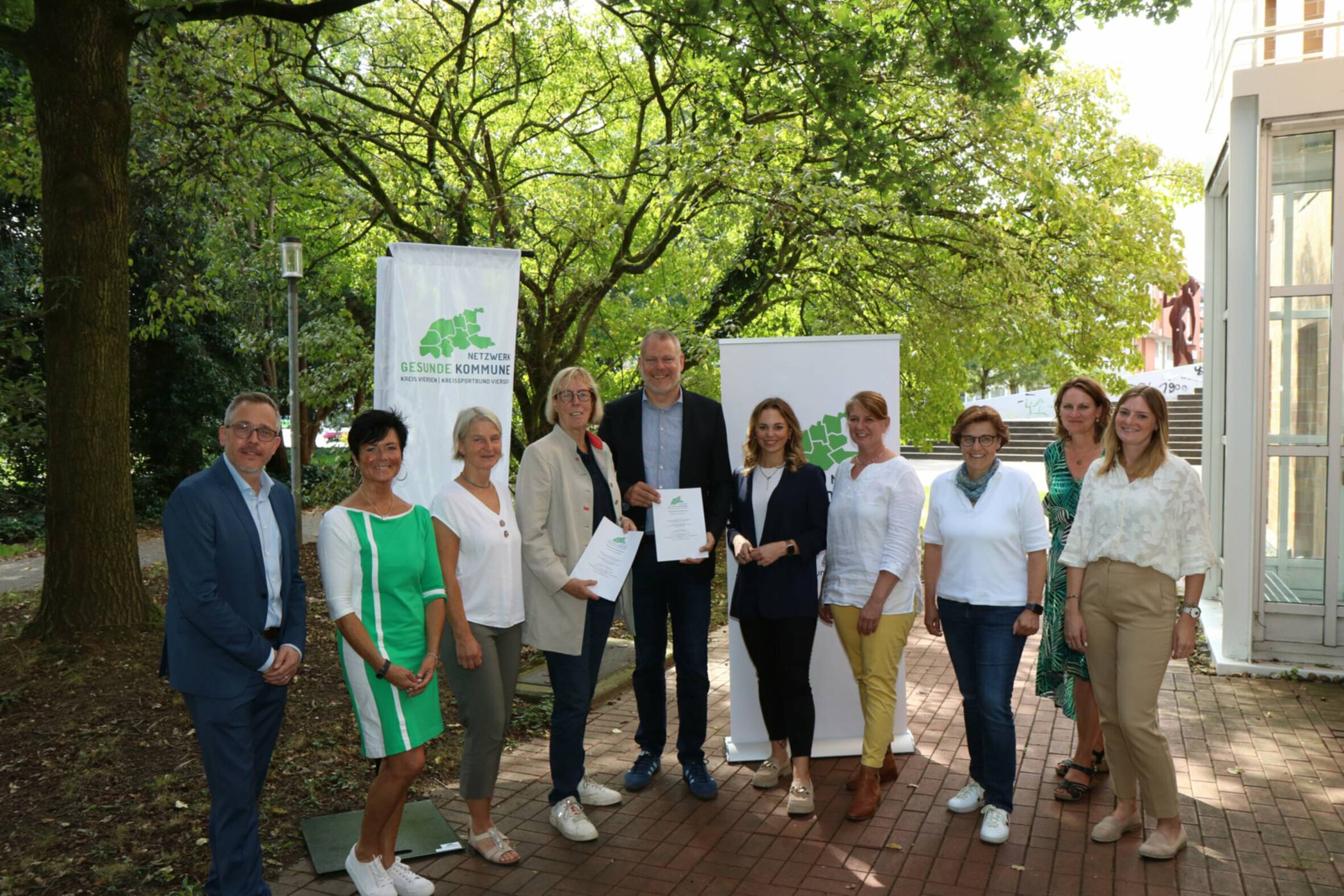 Freudige Gesichter bei der Unterzeichnung des Kooperationsvertrags zu Netzwerk Gesunde Kommune Kreis Viersen.