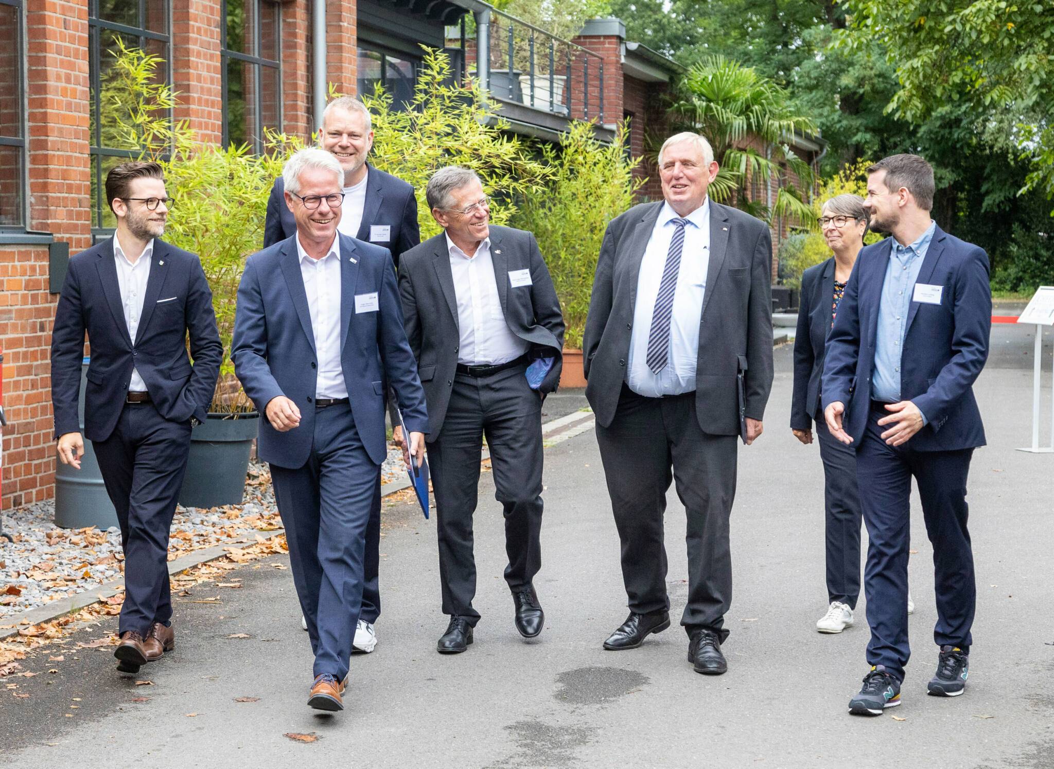 Auf dem Weg zur Veranstaltung. V.l.: Mönchengladbachs OB Felix Heinrichs, Hauptgeschäftsführer IHK Jürgen Steinmetz, Landrat Andreas Coenen (Kreis Viersen), Landrat Hans-Jürgen Petrauschke (Rhein-Kreis Neuss), Minister Karl-Josef Laumann und Krefelds Bürgermeister Karsten Ludwig  (in Vertretung für Oberbürgermeister Frank Meyer).  