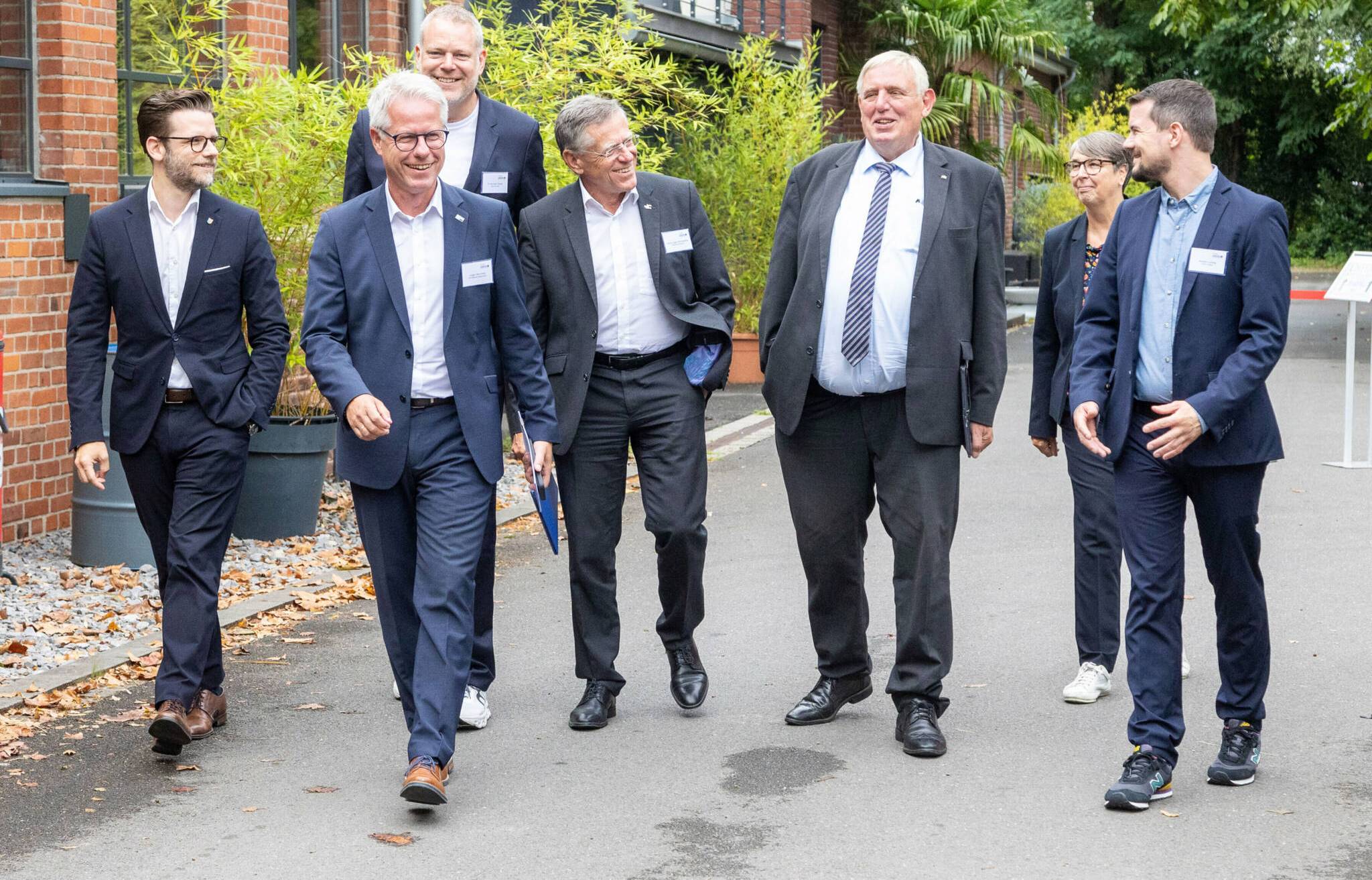 Auf dem Weg zur Veranstaltung. V.l.: