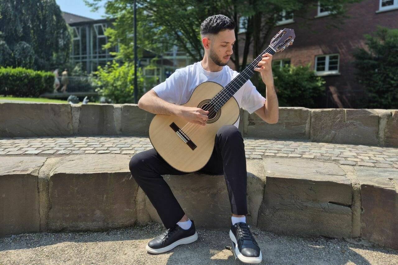 Der junge Ausnahmegitarrist Xhoni Xhavari ist