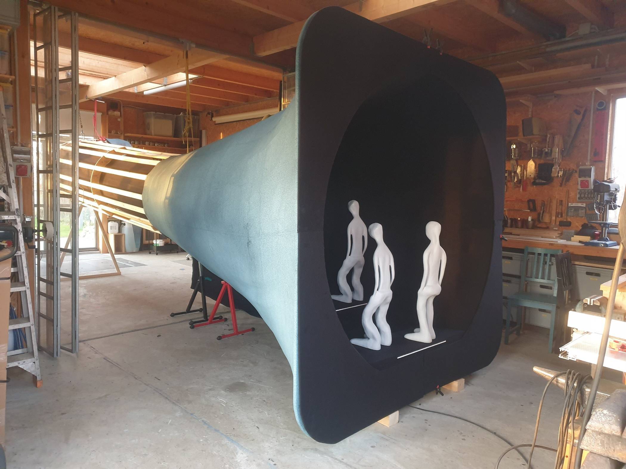 Der renommierte portugiesische Künstler Ernesto Marques stellt seine Installation „Reflexionen der Apokalypse“ im Ernst-Christoffel-Haus in Rheydt aus.   