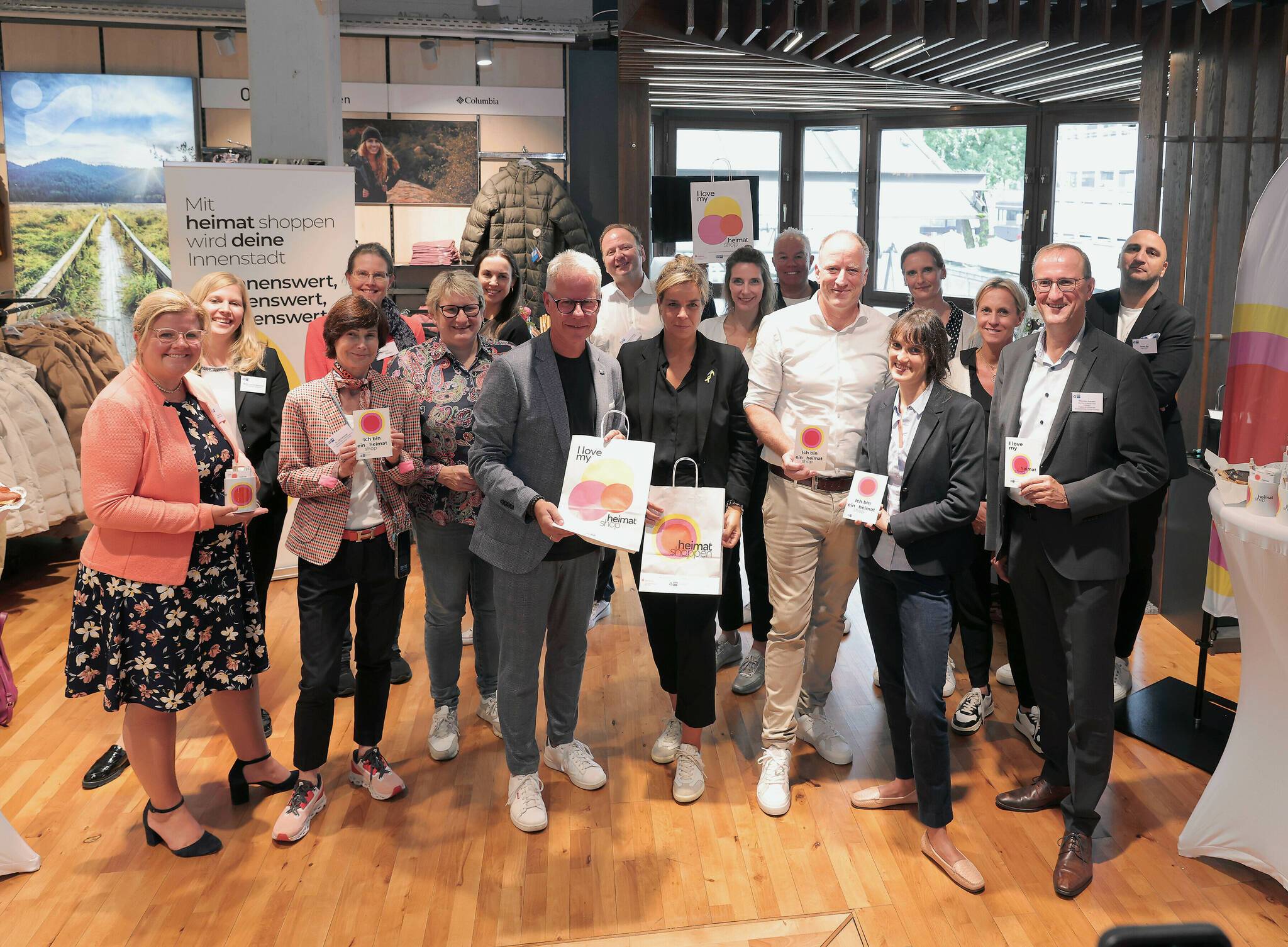  Zum Auftakt von „Heimat shoppen“ trafen sich Innenstadtakteure aus Krefeld, Mönchengladbach, dem Rhein-Kreis Neuss und dem Kreis Viersen zum Austausch mit Mona Neubaur, Ministerin für Wirtschaft, Industrie, Klimaschutz und Energie des Landes NRW. 